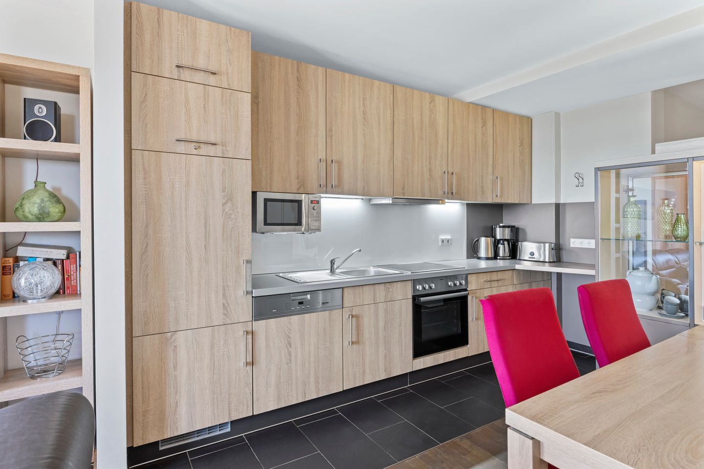 Resort Deichgraf Resort Deichgraf 27-21 Wremen - Küchenzeile mit Backofen und Mikrowelle