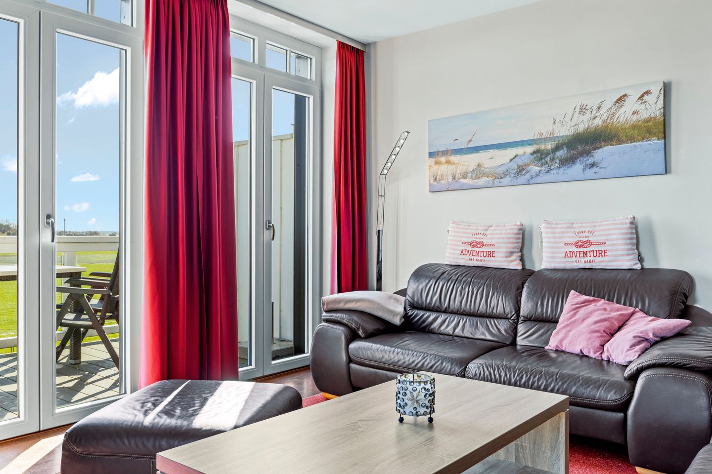 Resort Deichgraf Resort Deichgraf 27-21 Wremen - Wohnbereich mit Zugang zum Balkon