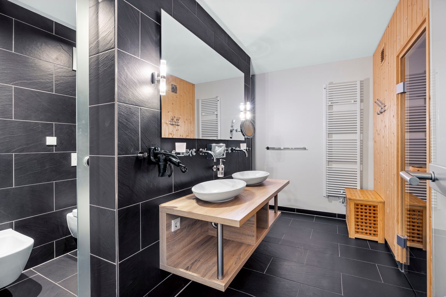 Resort Deichgraf Resort Deichgraf 27-21 Wremen - Badezimmer mit WC, Waschtisch und Spiegel