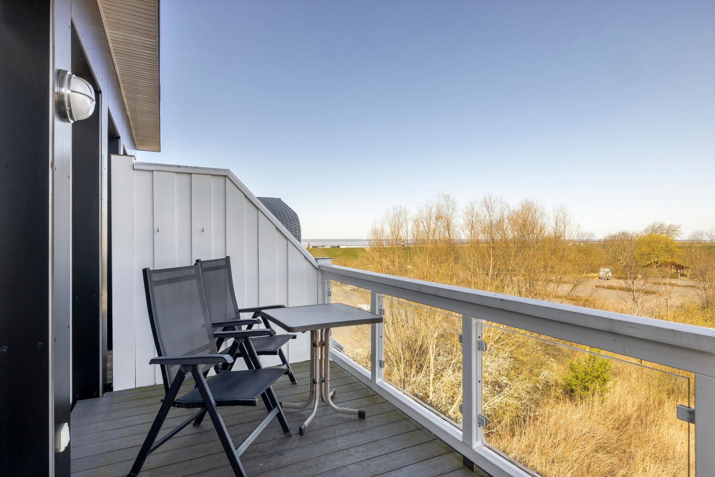 Resort Deichgraf Resort Deichgraf 27-21 Wremen - Balkon mit Tisch, Sitzgelegenheiten