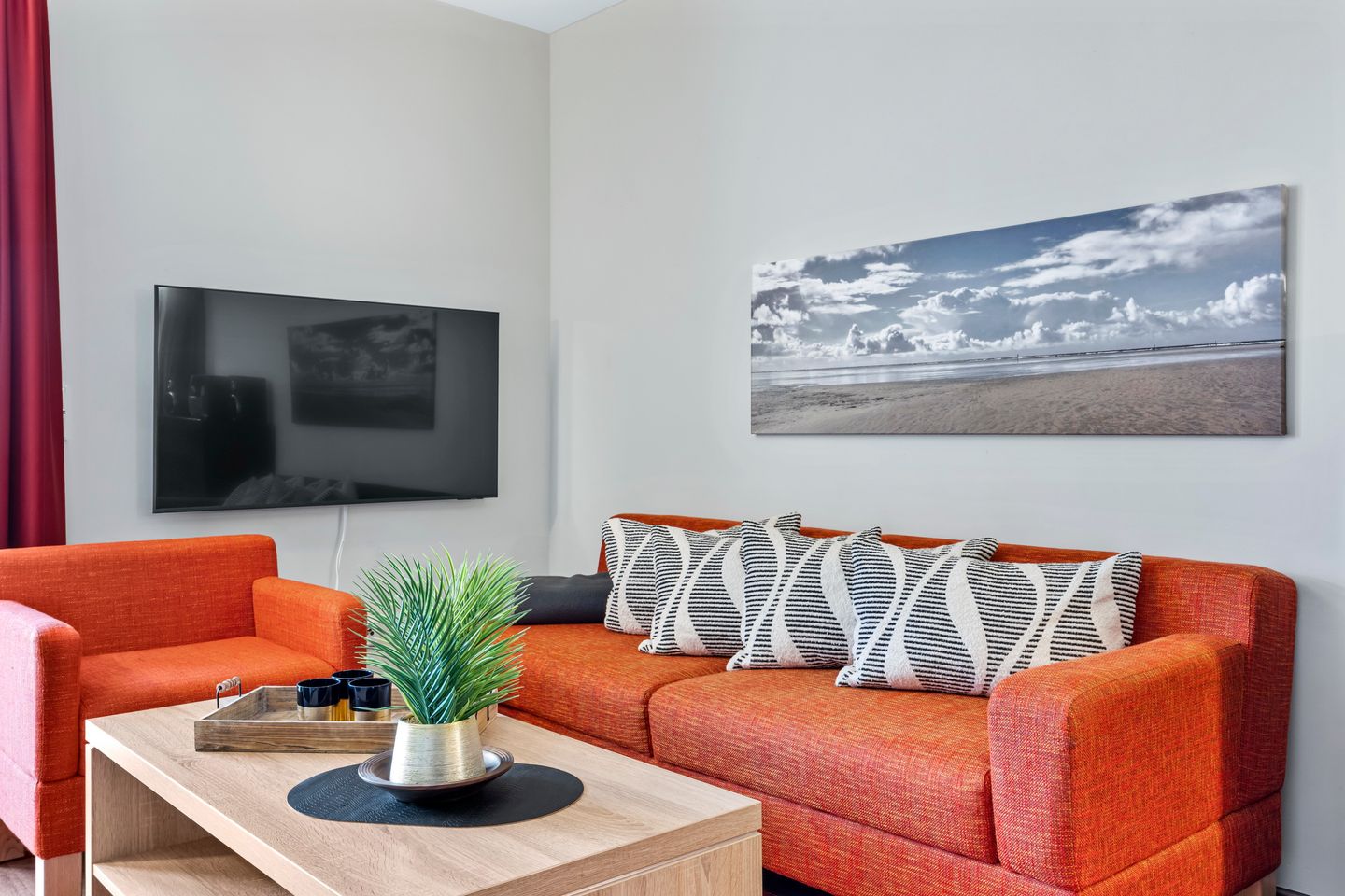 Resort Deichgraf Resort Deichgraf 31-02 Wremen - Wohnzimmer mit Couch, Couchtisch, Sessel und TV