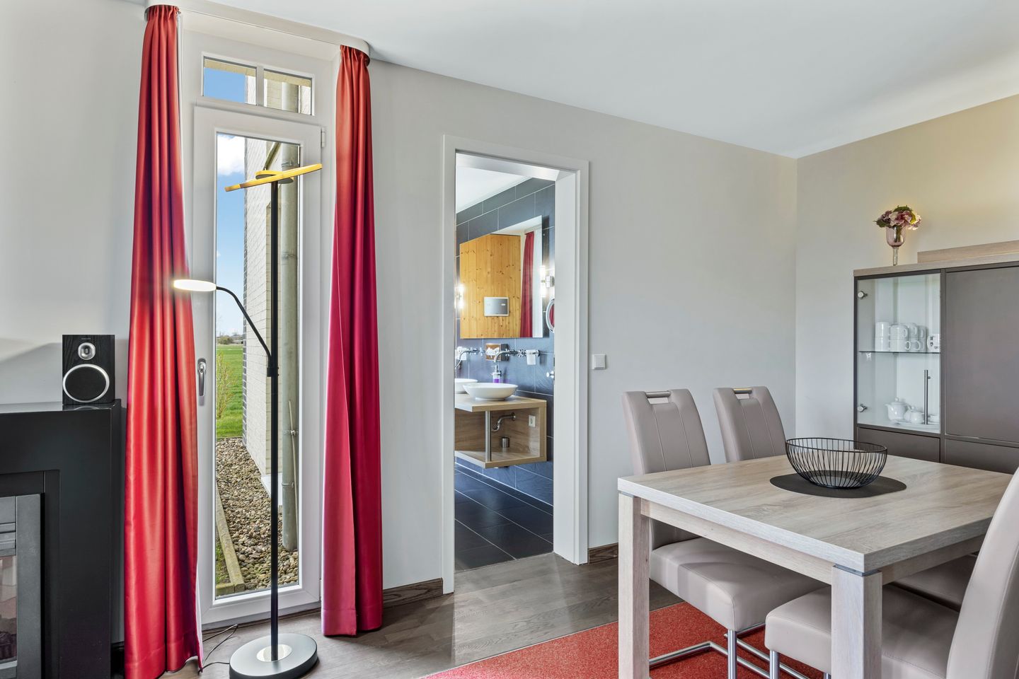 Resort Deichgraf Resort Deichgraf 31-02 Wremen - Wohnbereich mit Zugang zum Badezimmer