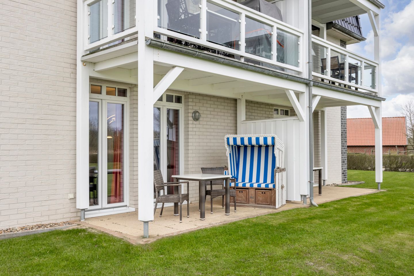 Resort Deichgraf Resort Deichgraf 31-02 Wremen - Terrasse mit Sitzgelegenheiten und Strandkorb