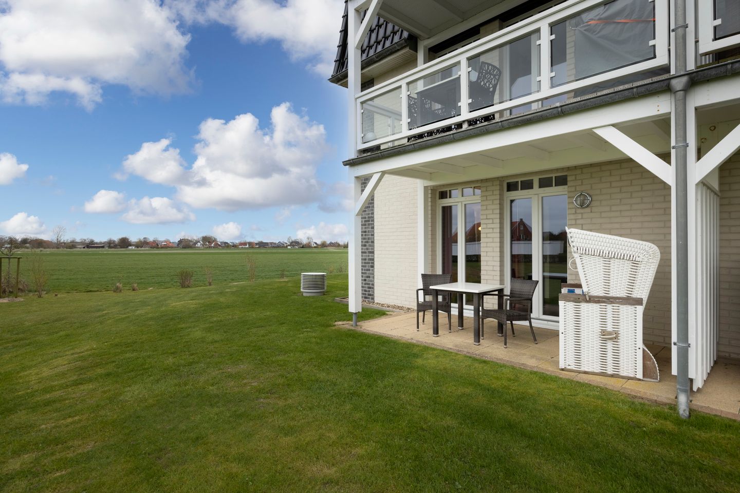 Resort Deichgraf Resort Deichgraf 31-02 Wremen - Überdachte Terrasse mit Sitzgelegenheit und Grünfläche