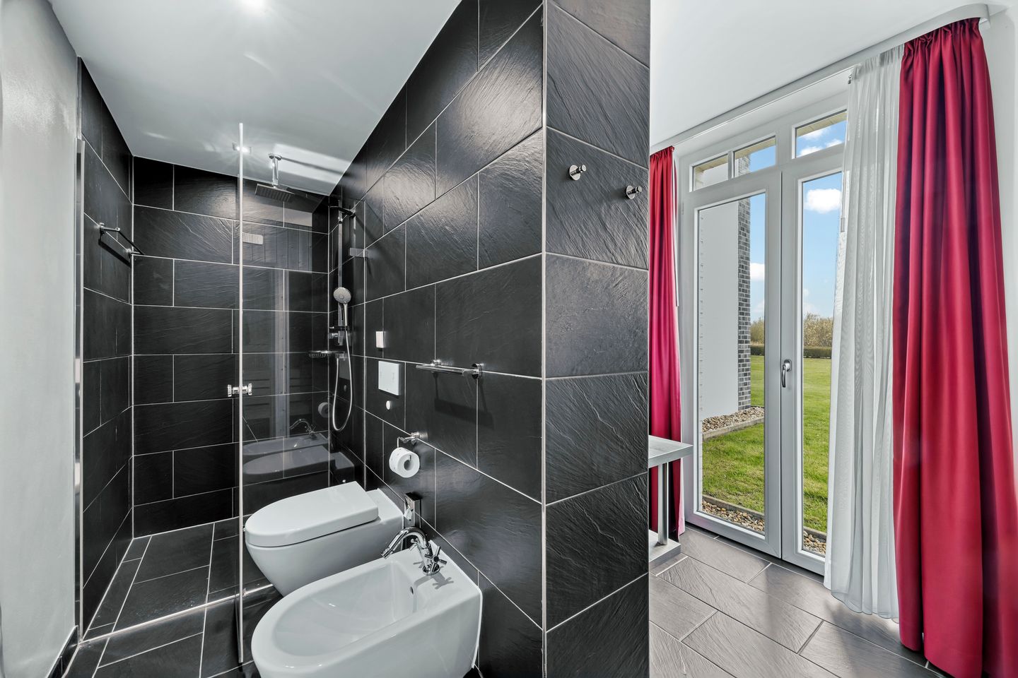 Resort Deichgraf Resort Deichgraf 31-02 Wremen - Badezimmer mit Dusche, WC, Waschtisch und Spiegel