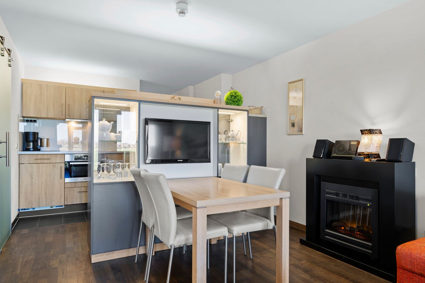 Resort Deichgraf Resort Deichgraf 31-03 Wremen - Wohn-Essbereich mit Kamin und TV