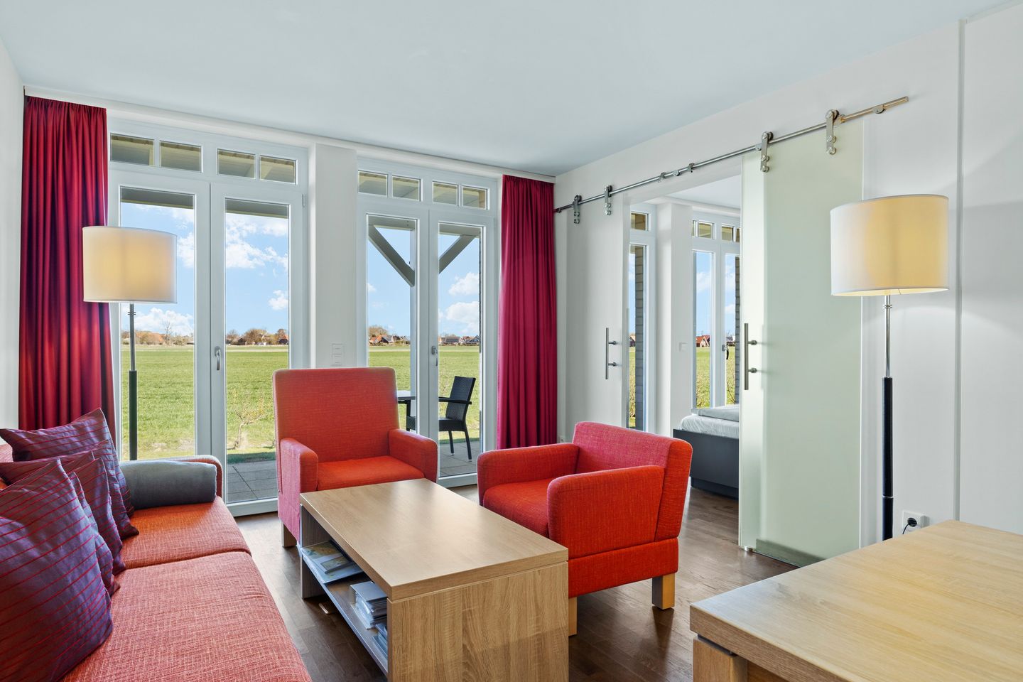 Resort Deichgraf Resort Deichgraf 31-03 Wremen - Wohnzimmer mit Couch, Couchtisch und Sessel