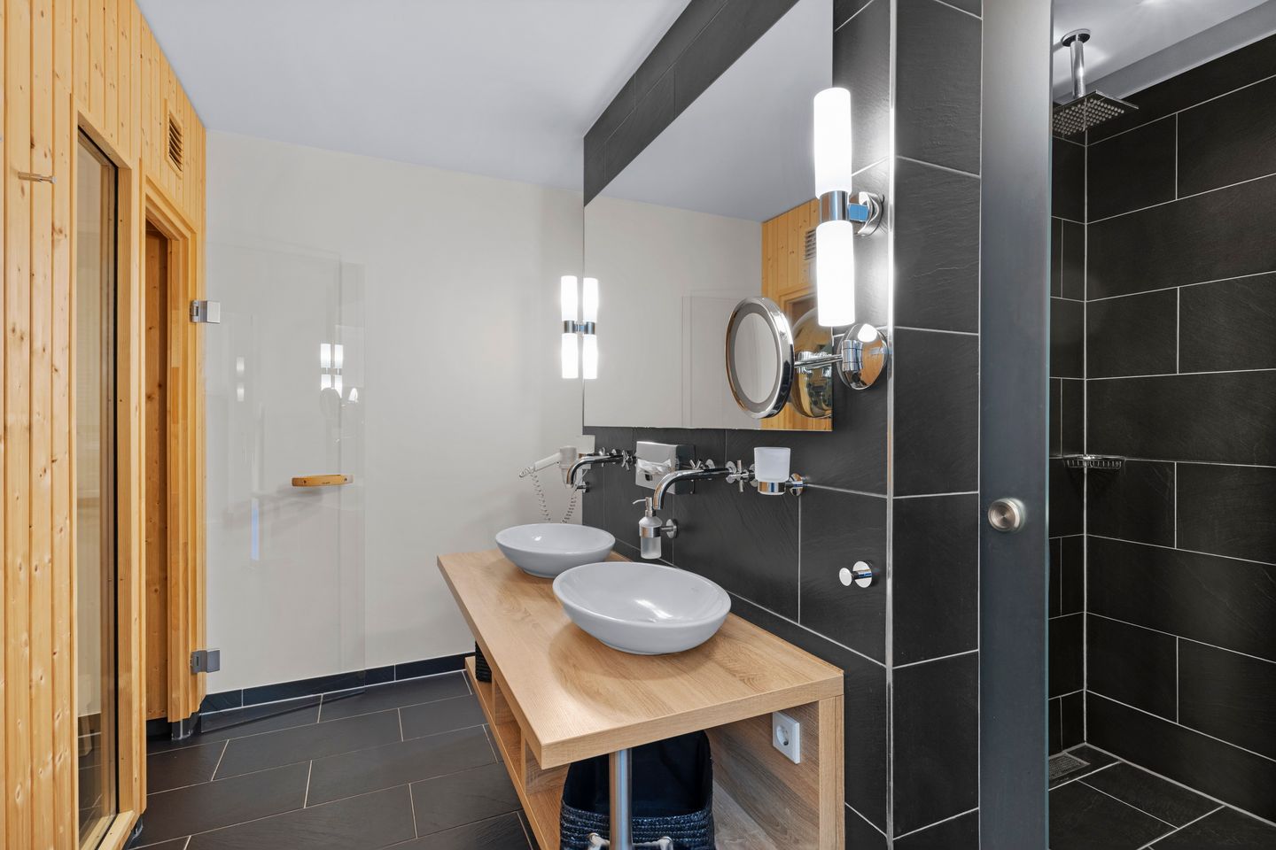 Resort Deichgraf Resort Deichgraf 31-03 Wremen - Badezimmer mit Dusche, Waschtisch und Spiegel