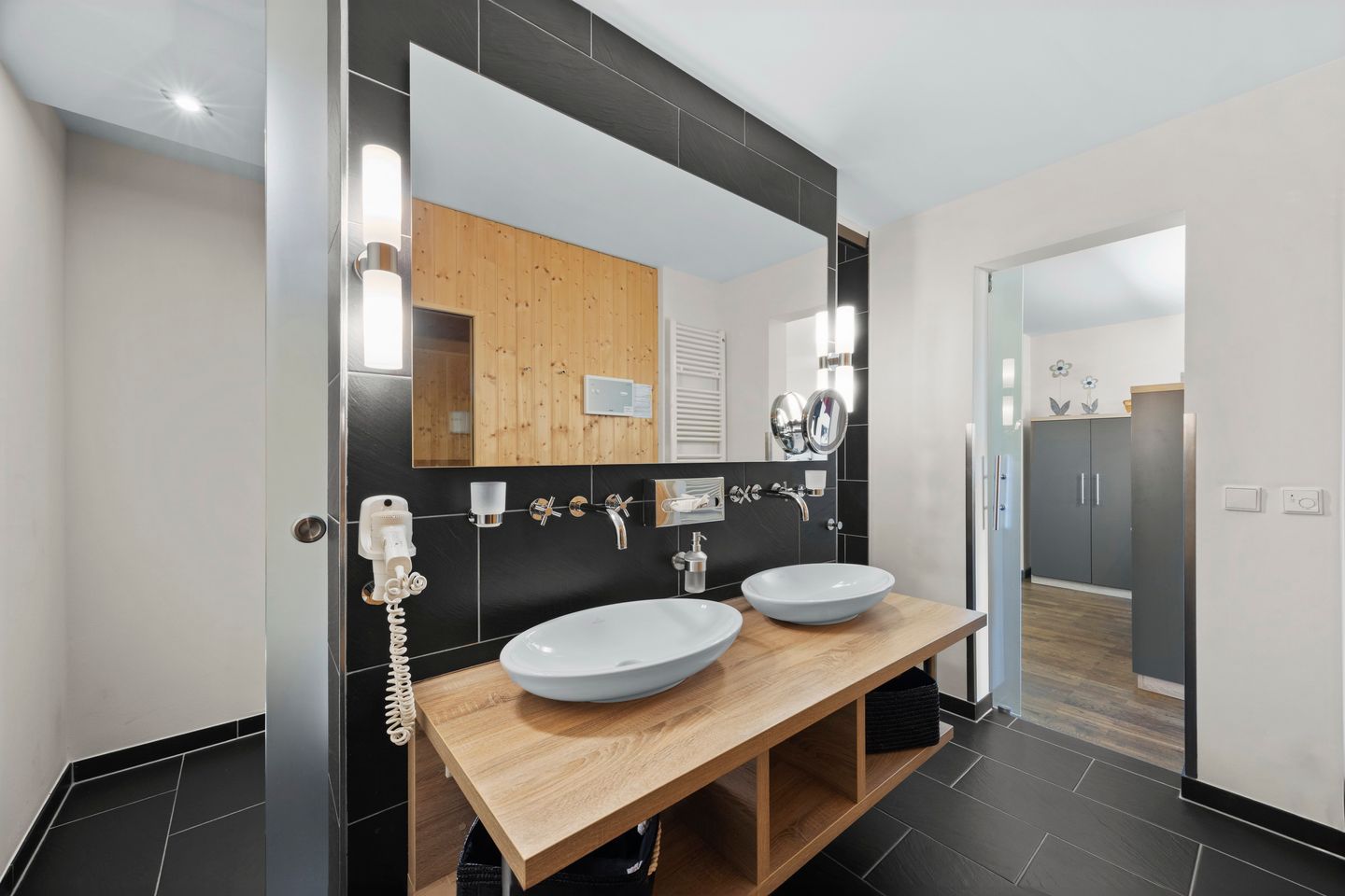 Resort Deichgraf Resort Deichgraf 31-03 Wremen - Badezimmer mit Waschtisch und Spiegel