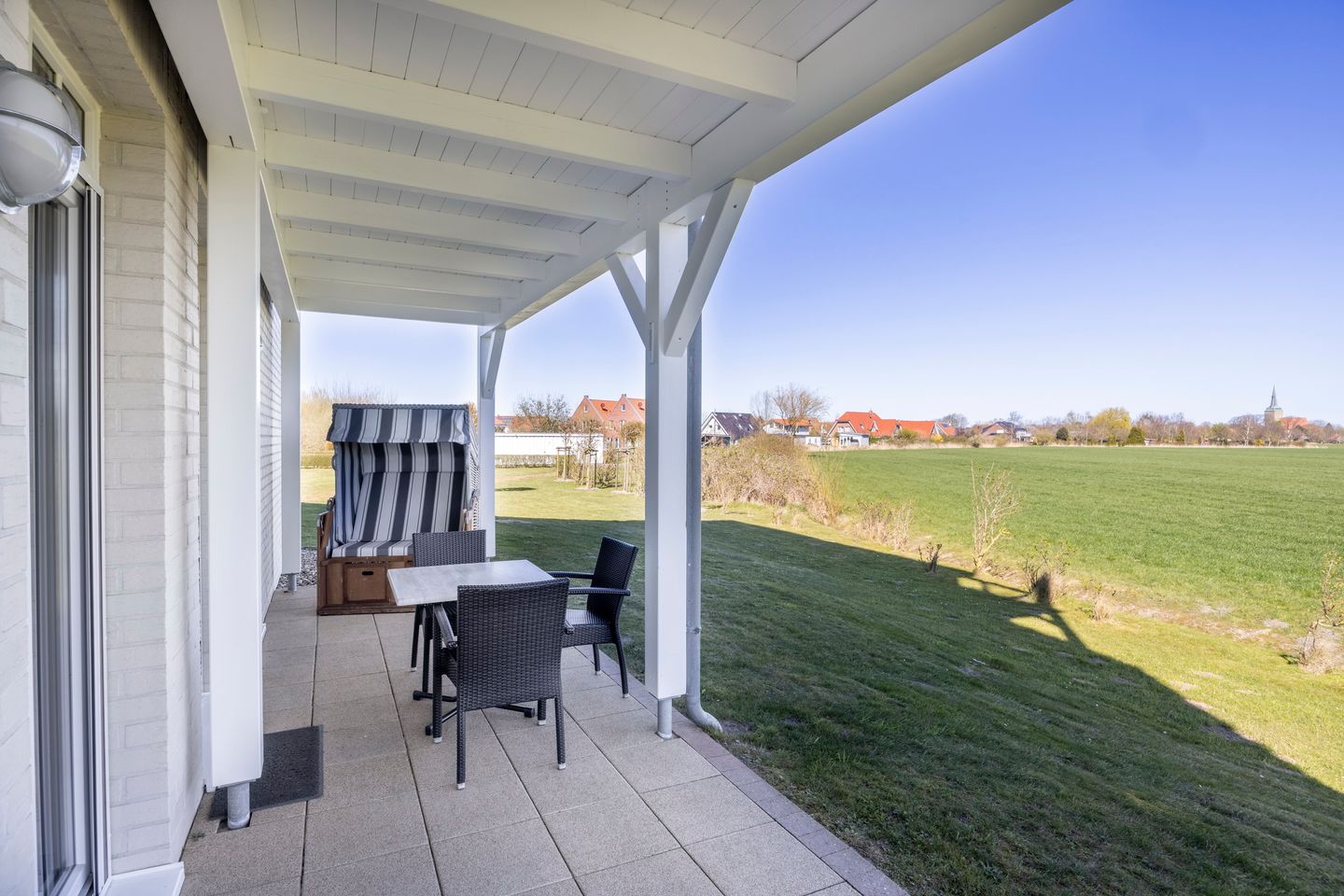 Resort Deichgraf Resort Deichgraf 31-03 Wremen - Überdachte Terrasse mit Sitzgelegenheit