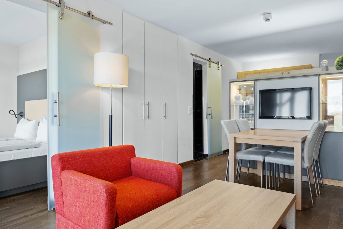 Resort Deichgraf Resort Deichgraf 31-03 Wremen - Wohnbereich mit TV und Sitzgelegenheiten