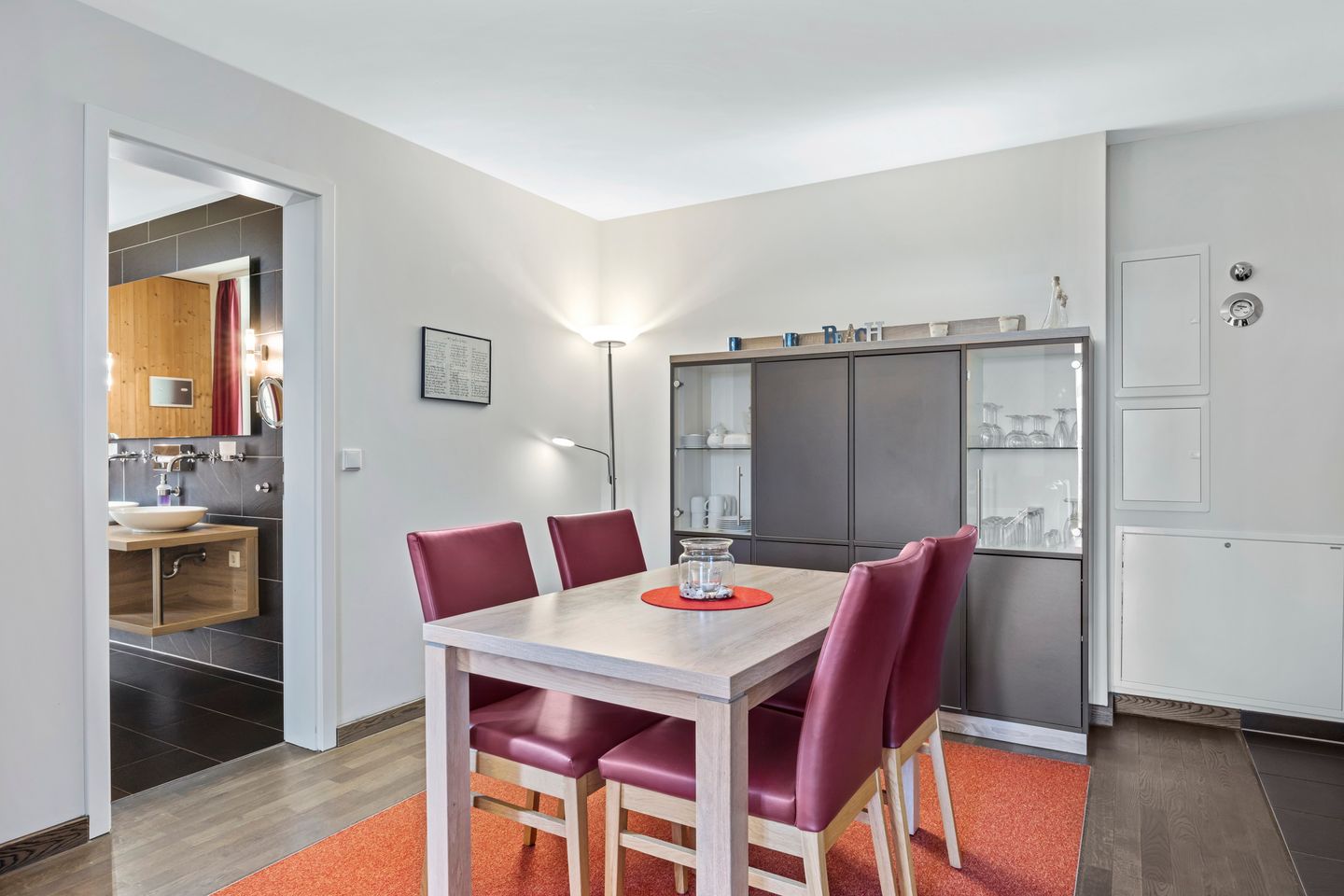 Resort Deichgraf Resort Deichgraf 31-05 Wremen - Ess-Wohnbereich mit Esstisch und Sitzgelegenheit