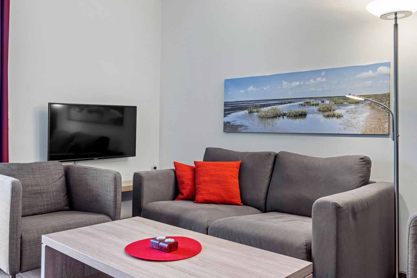 Resort Deichgraf Resort Deichgraf 31-05 Wremen - Wohnbereich mit Sofa, Sessel, Couchtisch und TV