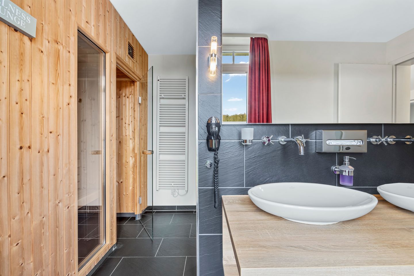 Resort Deichgraf Resort Deichgraf 31-05 Wremen - Badezimmer mit Waschtisch, Spiegel und Sauna