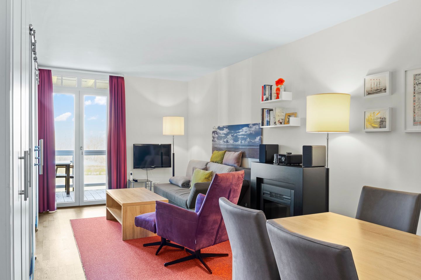 Resort Deichgraf Resort Deichgraf 31-06 Wremen - Wohnbereich mit Zugang zum Balkon