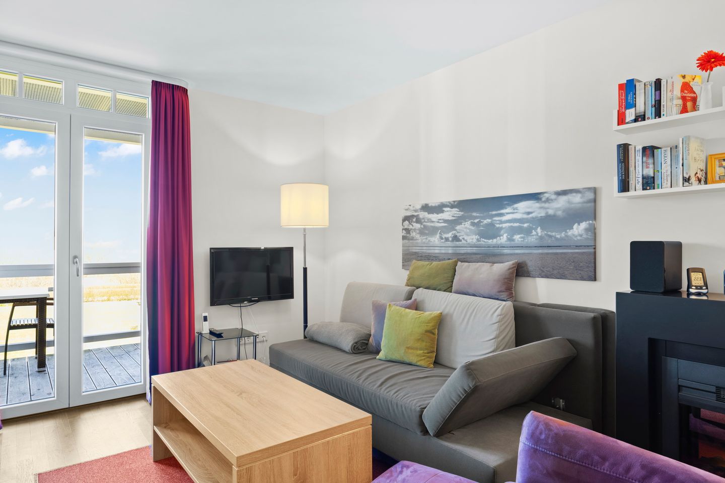 Resort Deichgraf Resort Deichgraf 31-06 Wremen - Wohnbereich mit Sofa, Sessel, Couchtisch und TV