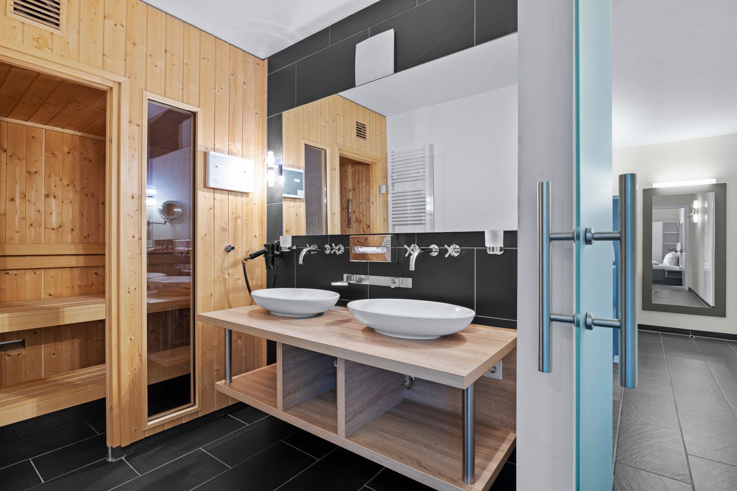 Resort Deichgraf Resort Deichgraf 31-06 Wremen - Badezimmer mit Waschtisch und Spiegel