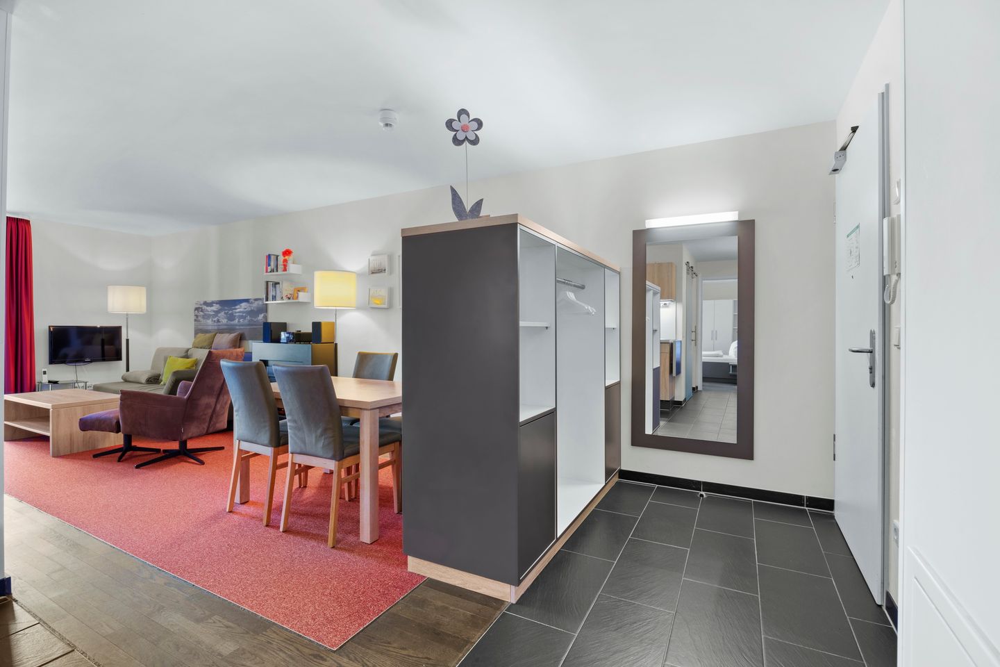 Resort Deichgraf Resort Deichgraf 31-06 Wremen - Wohnbereich mit Esstisch und Sitzgelegenheit