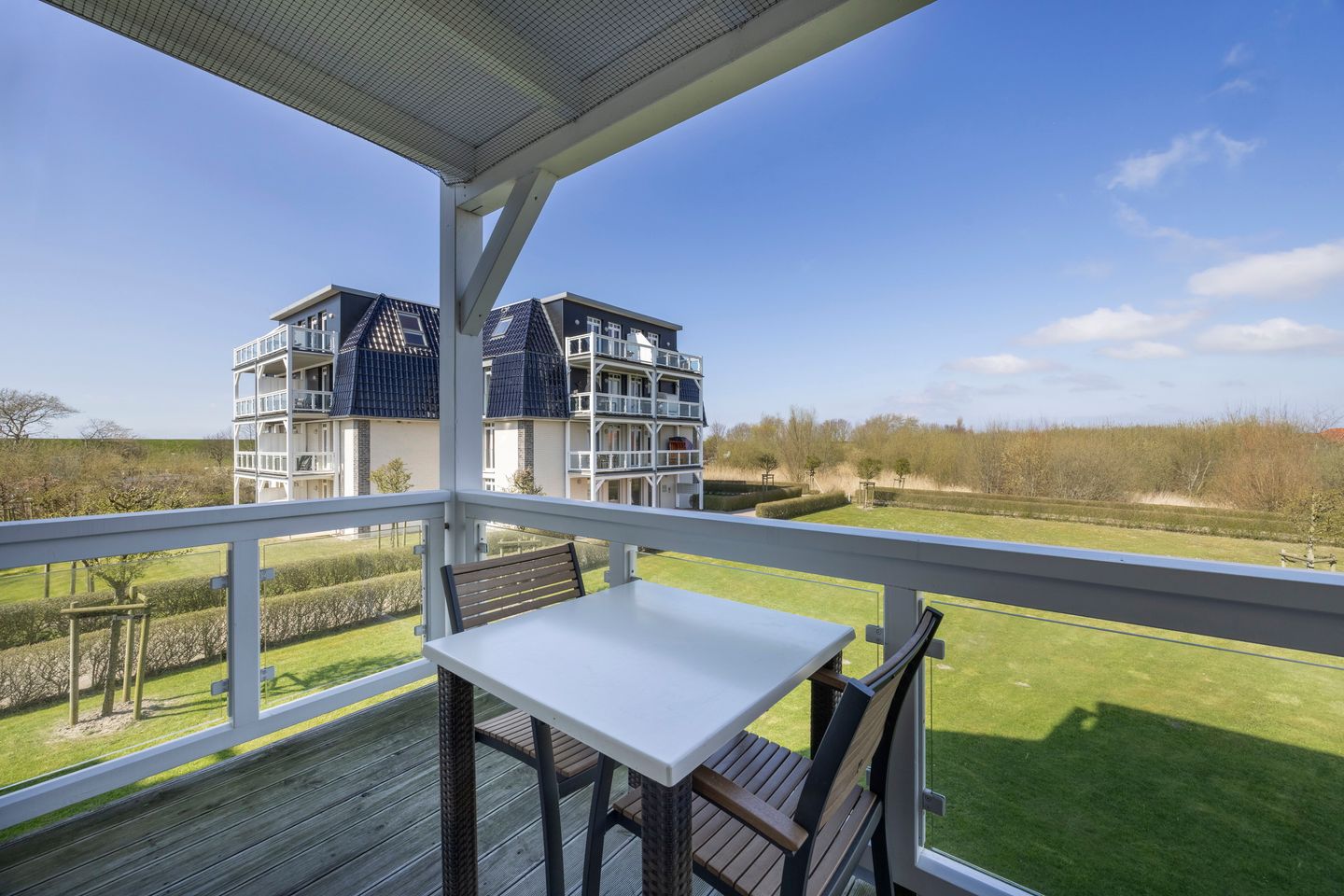 Resort Deichgraf Resort Deichgraf 31-06 Wremen - Überdachter Balkon mit Sitzgelegenheit