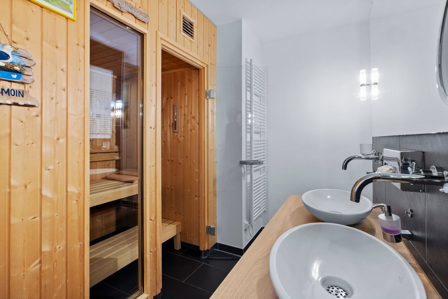 Resort Deichgraf Resort Deichgraf 31-07 Wremen - Badezimmer mit Waschtisch, Spiegel und Sauna