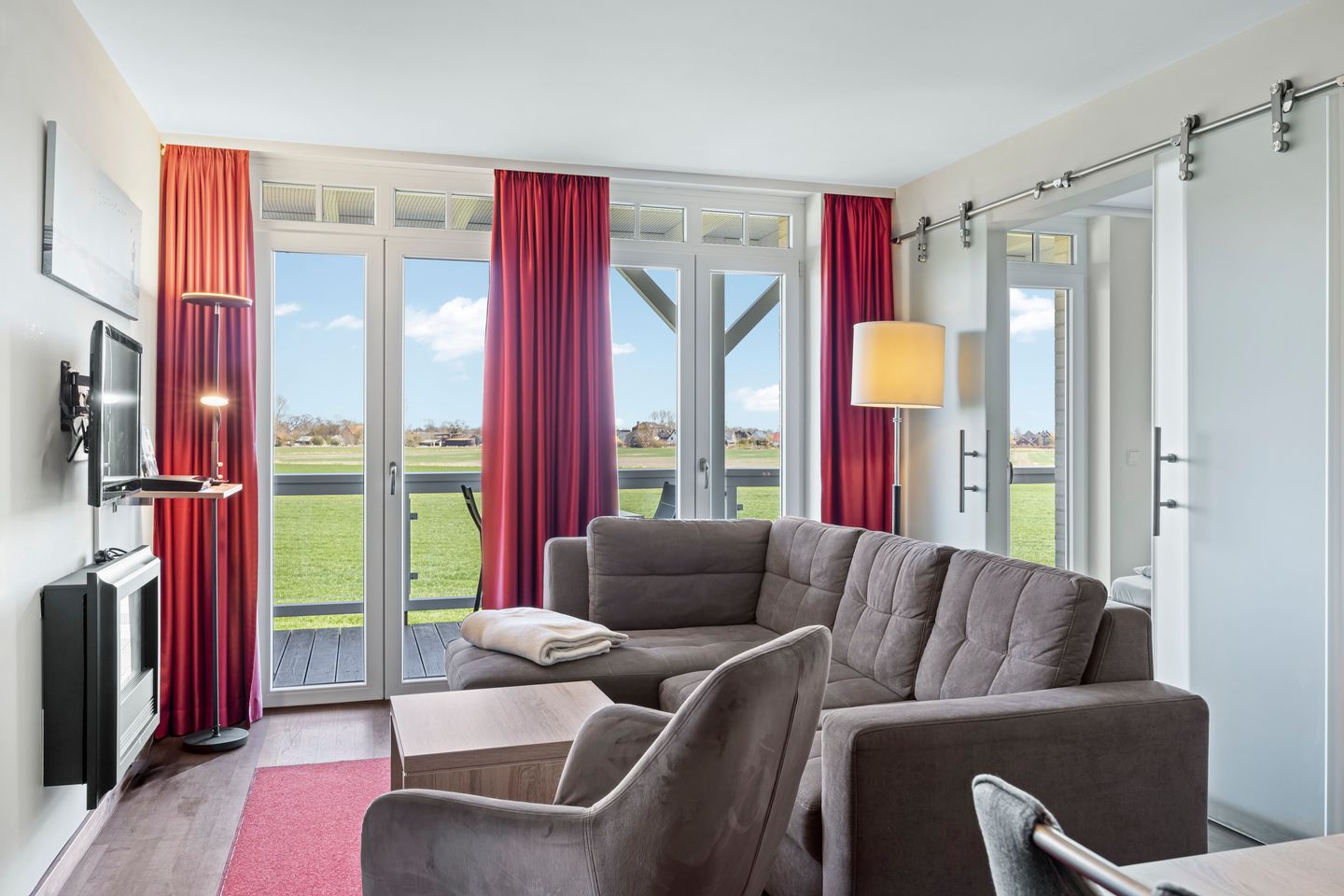 Resort Deichgraf Resort Deichgraf 31-08 Wremen - Wohnbereich mit Zugang zum Balkon