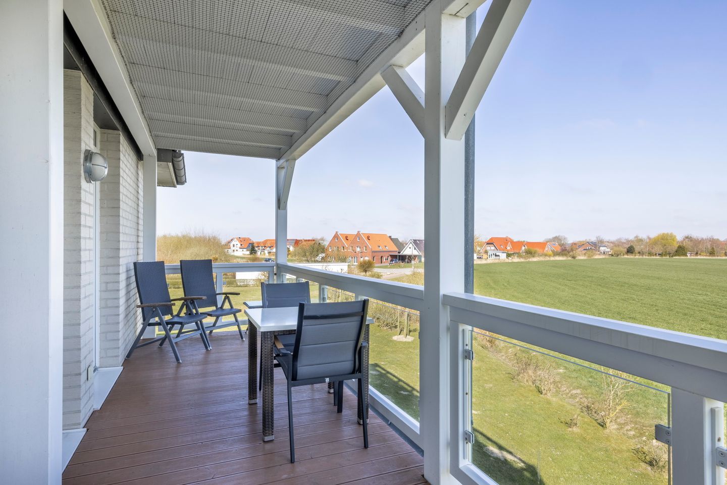 Resort Deichgraf Resort Deichgraf 31-08 Wremen - Überdachter Balkon mit Sitzgelegenheit