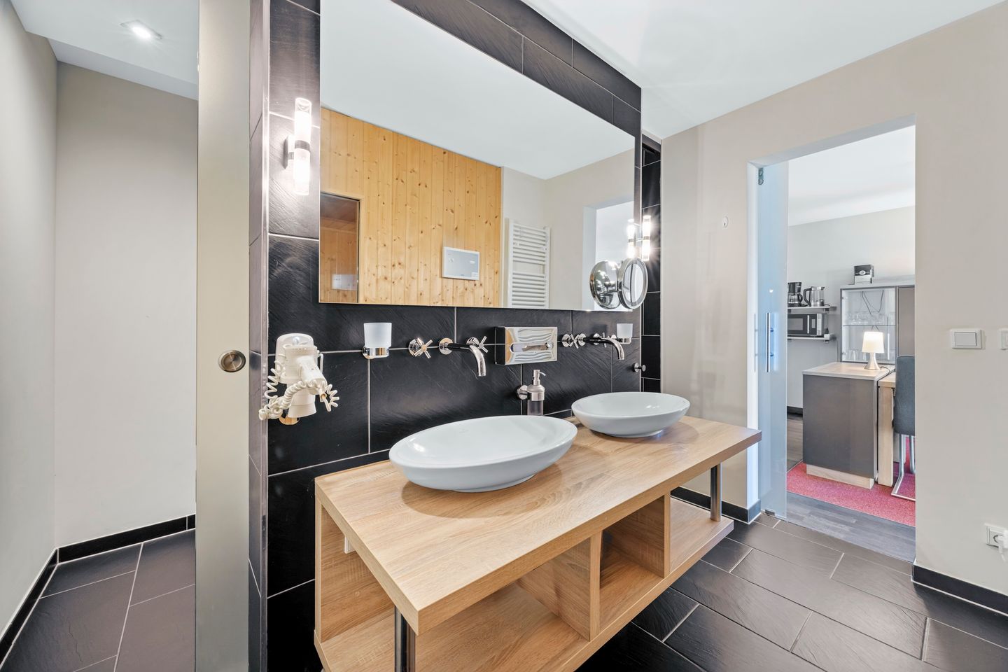 Resort Deichgraf Resort Deichgraf 31-08 Wremen - Badezimmer mit Waschtisch und Spiegel