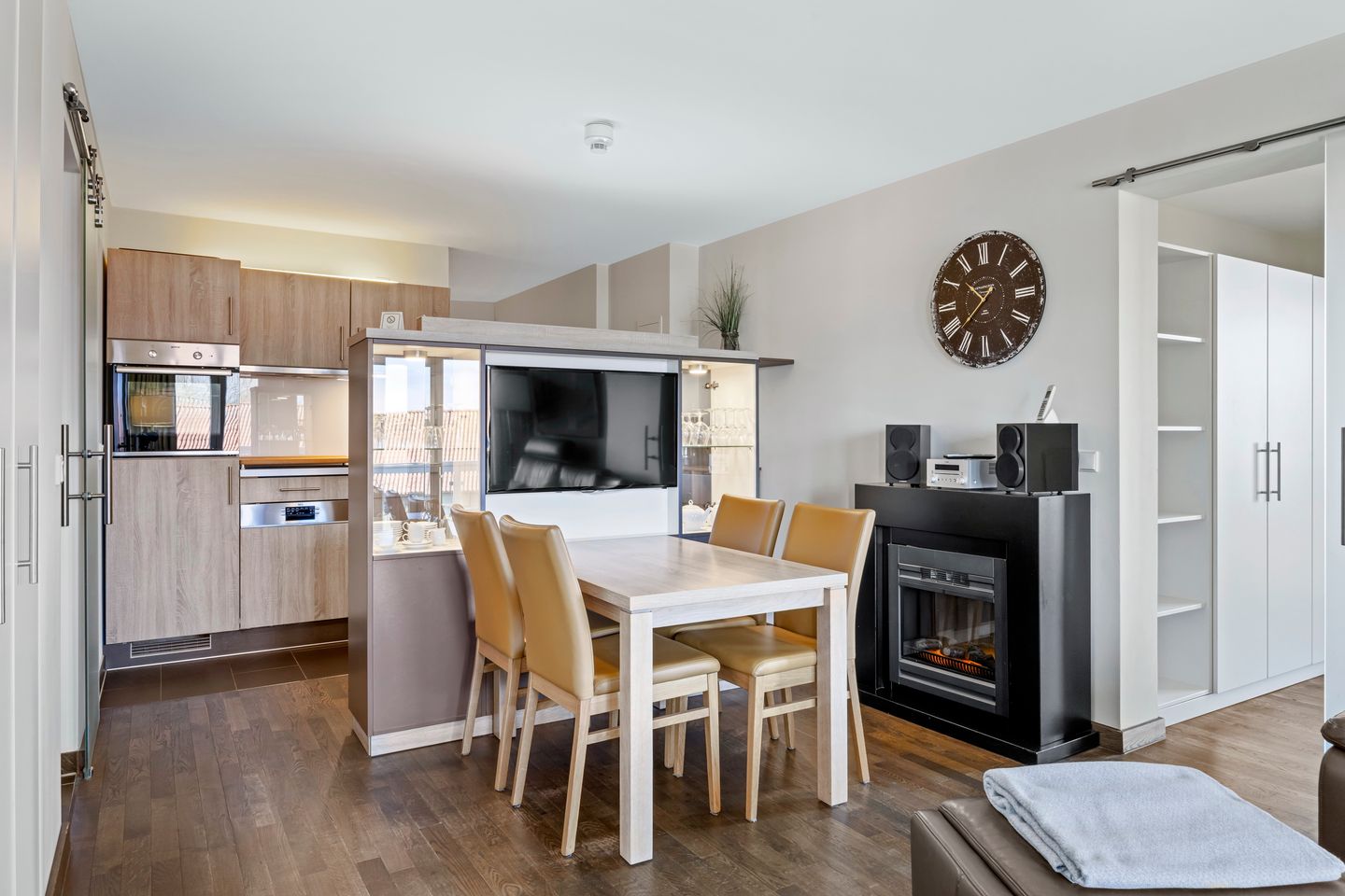 Resort Deichgraf Resort Deichgraf 31-11 Wremen - Wohn-Essbereich mit Esstisch, Sitzgelegenheit und Kamin