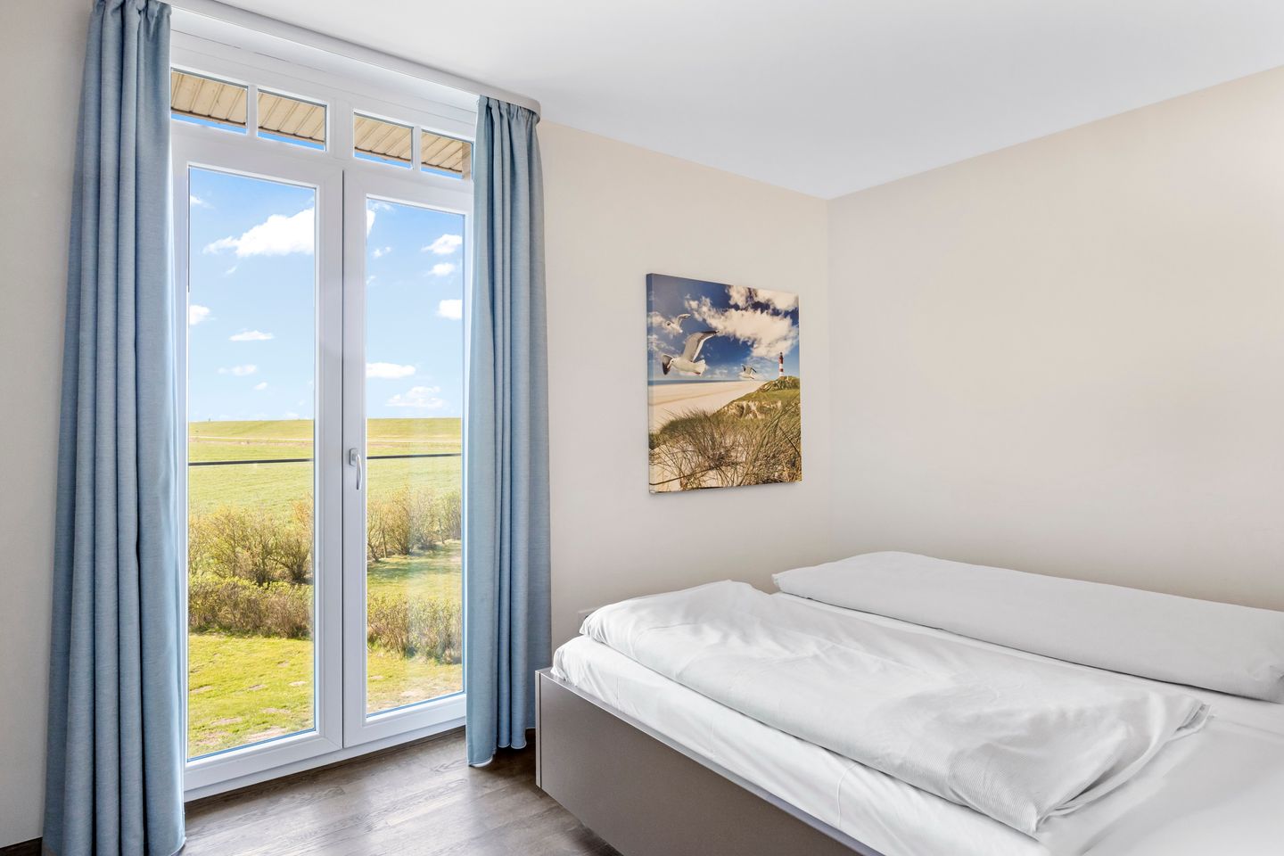 Resort Deichgraf Resort Deichgraf 31-11 Wremen - Schlafzimmer mit Zugang zum Balkon