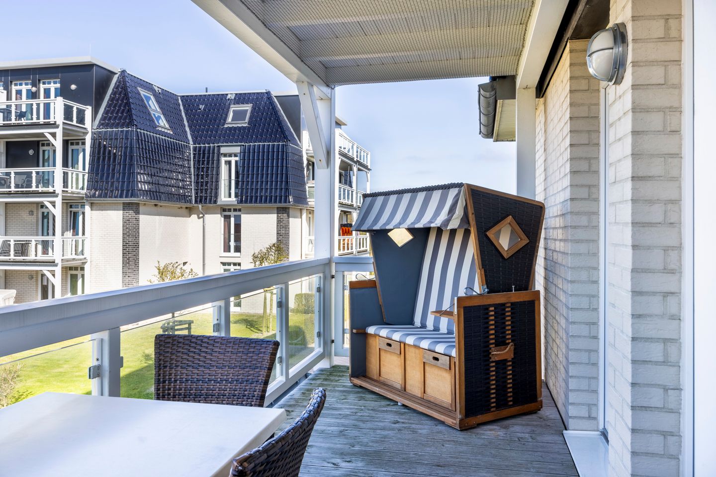 Resort Deichgraf Resort Deichgraf 31-11 Wremen - Überdachter Balkon mit Strandkorb