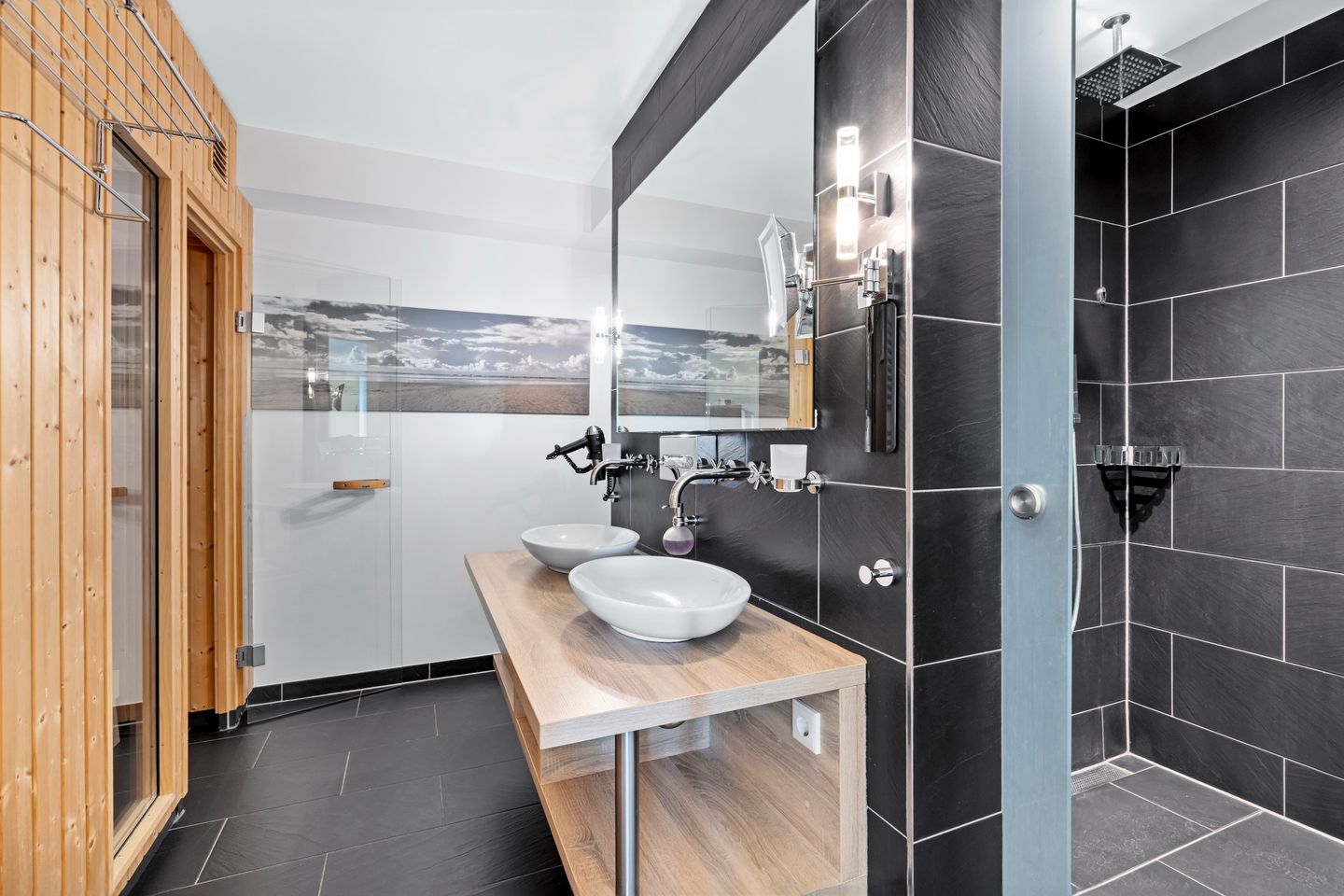 Resort Deichgraf Resort Deichgraf 31-11 Wremen - Badezimmer mit Waschtisch und Spiegel und Sauna