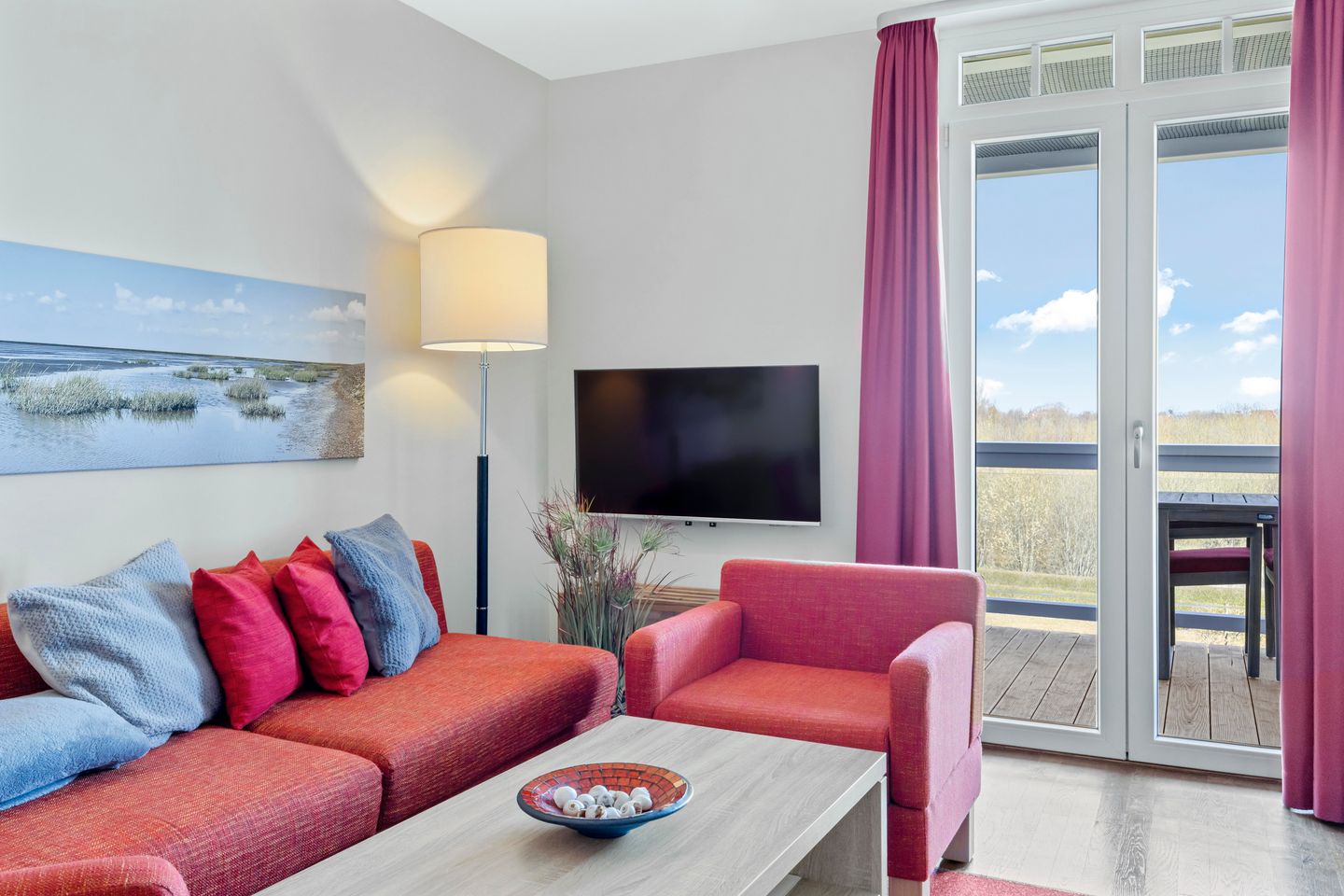 Resort Deichgraf Resort Deichgraf 31-13 Wremen - Wohnbereich mit Couch und Flatscreen-TV