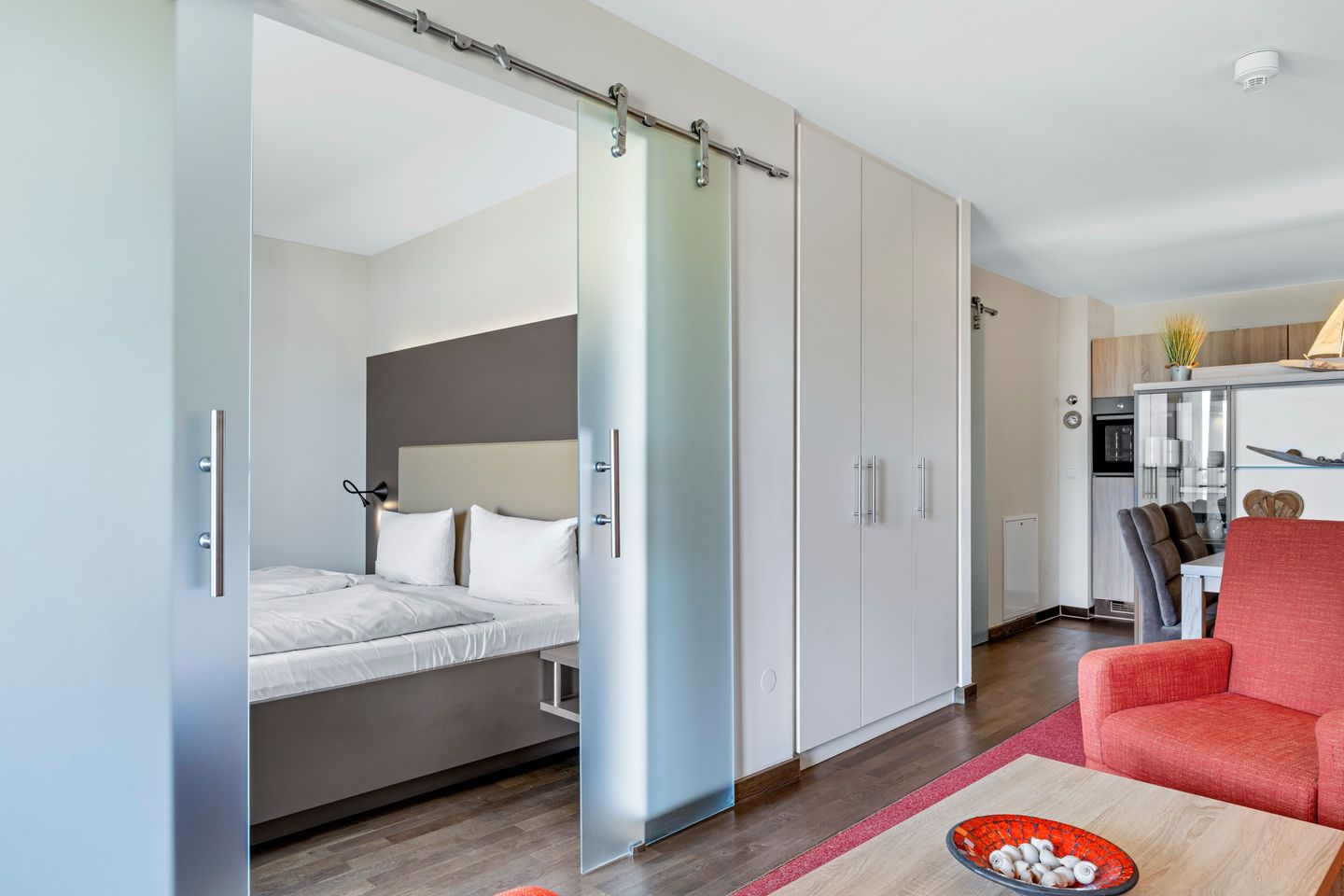 Resort Deichgraf Resort Deichgraf 31-13 Wremen - Wohnzimmer mit Kleiderschrank und Zugang Schlafzimmer