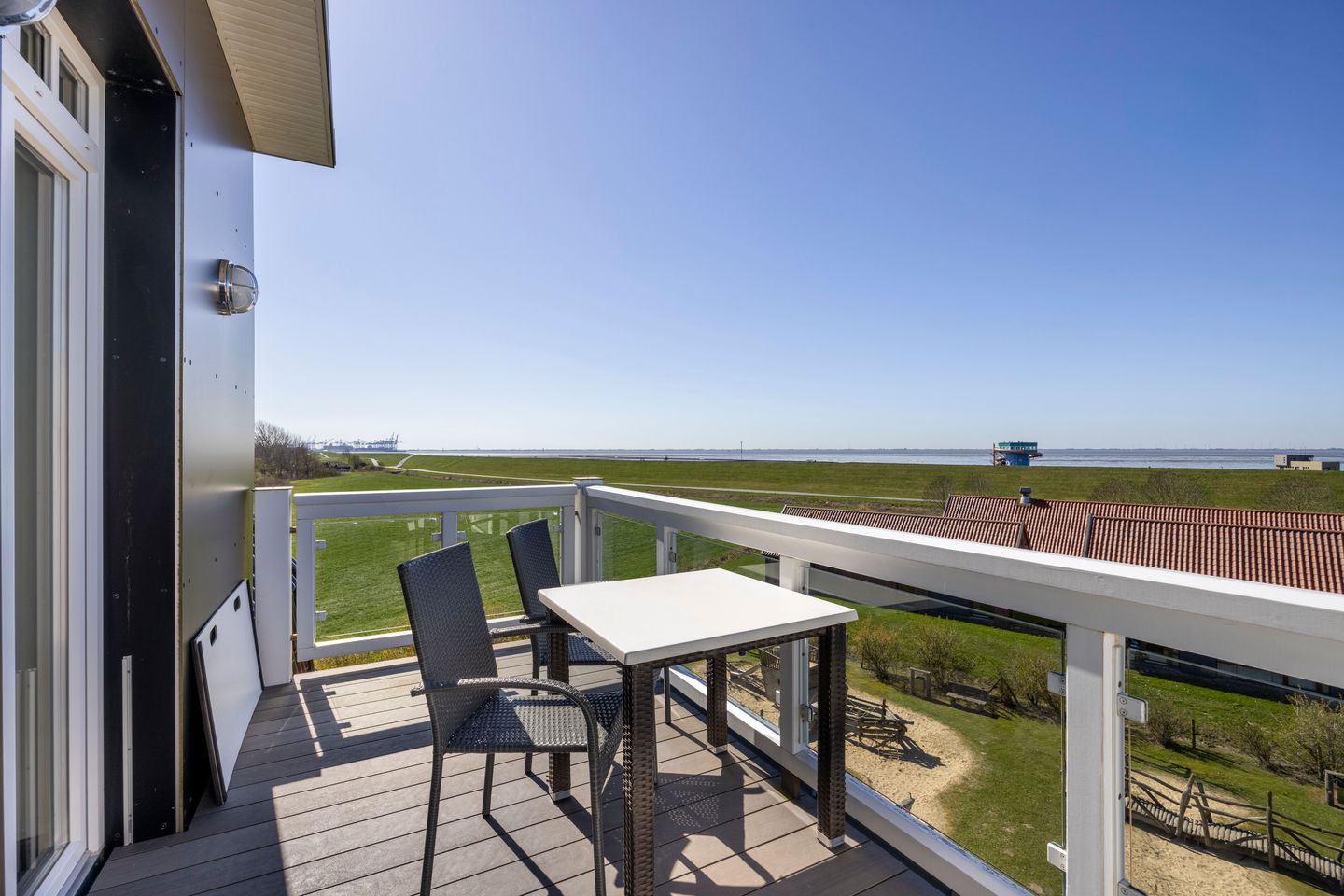 Resort Deichgraf Resort Deichgraf 31-21 Wremen - Balkon mit Gartenmöbeln