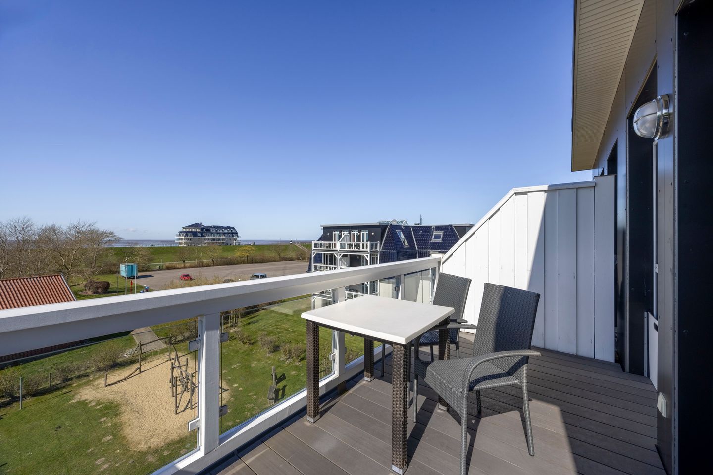 Resort Deichgraf Resort Deichgraf 31-21 Wremen - Balkon mit Gartenmöbel und Ausblick