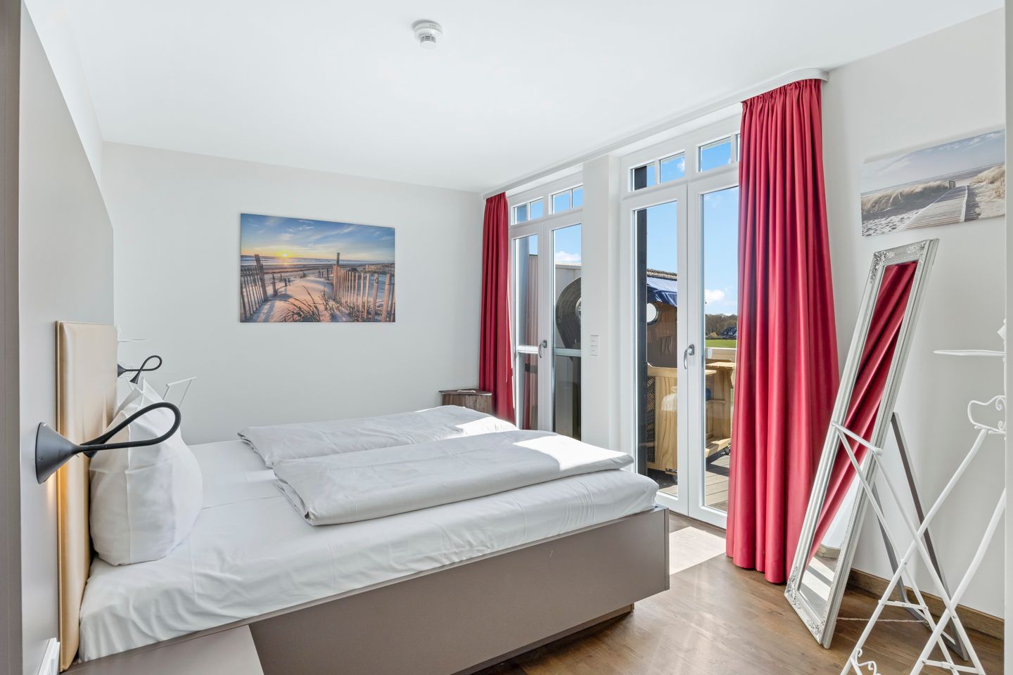 Resort Deichgraf Resort Deichgraf 31-21 Wremen - Schlafzimmer mit Zugang zum Balkon