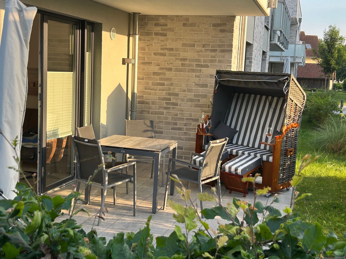 Aparthotel Ostseeallee Aparthotel Ostseeallee 5-42 Boltenhagen - Terrasse mit Gartenmöbeln