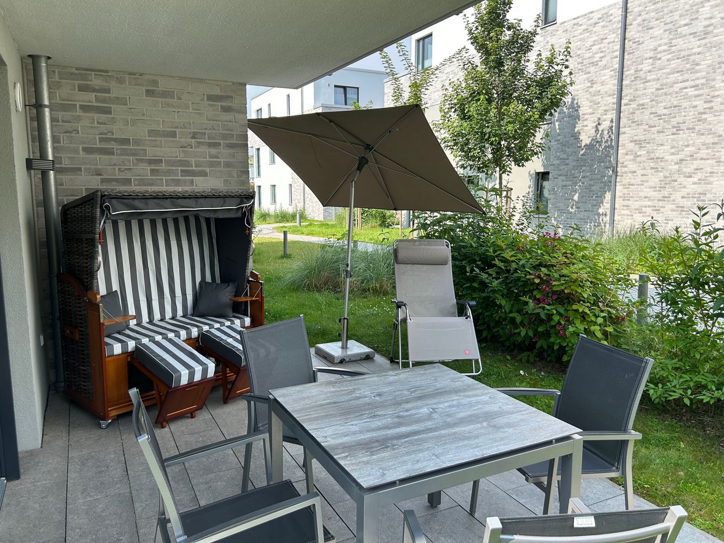 Aparthotel Ostseeallee Aparthotel Ostseeallee 5-42 Boltenhagen - Terrasse mit Strandkorb