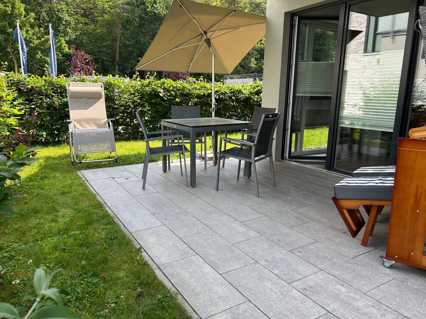 Aparthotel Ostseeallee Aparthotel Ostseeallee 5-42 Boltenhagen - Terrasse mit Gartenmöbeln und Sonnenschirm