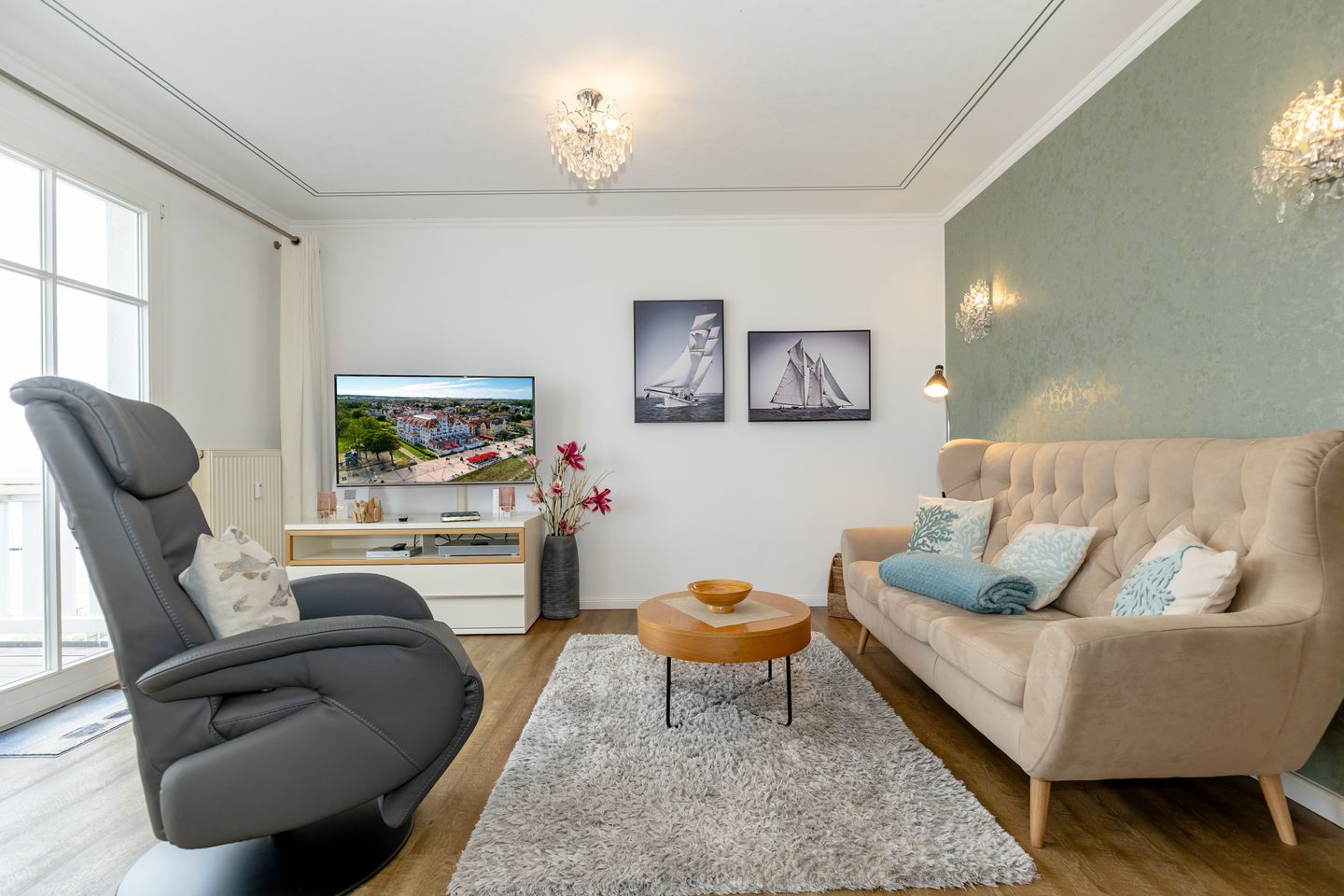 Meeresblick Meeresblick 420 Kühlungsborn - Wohn-Essbereich mit Couch und Flatscreen-TV