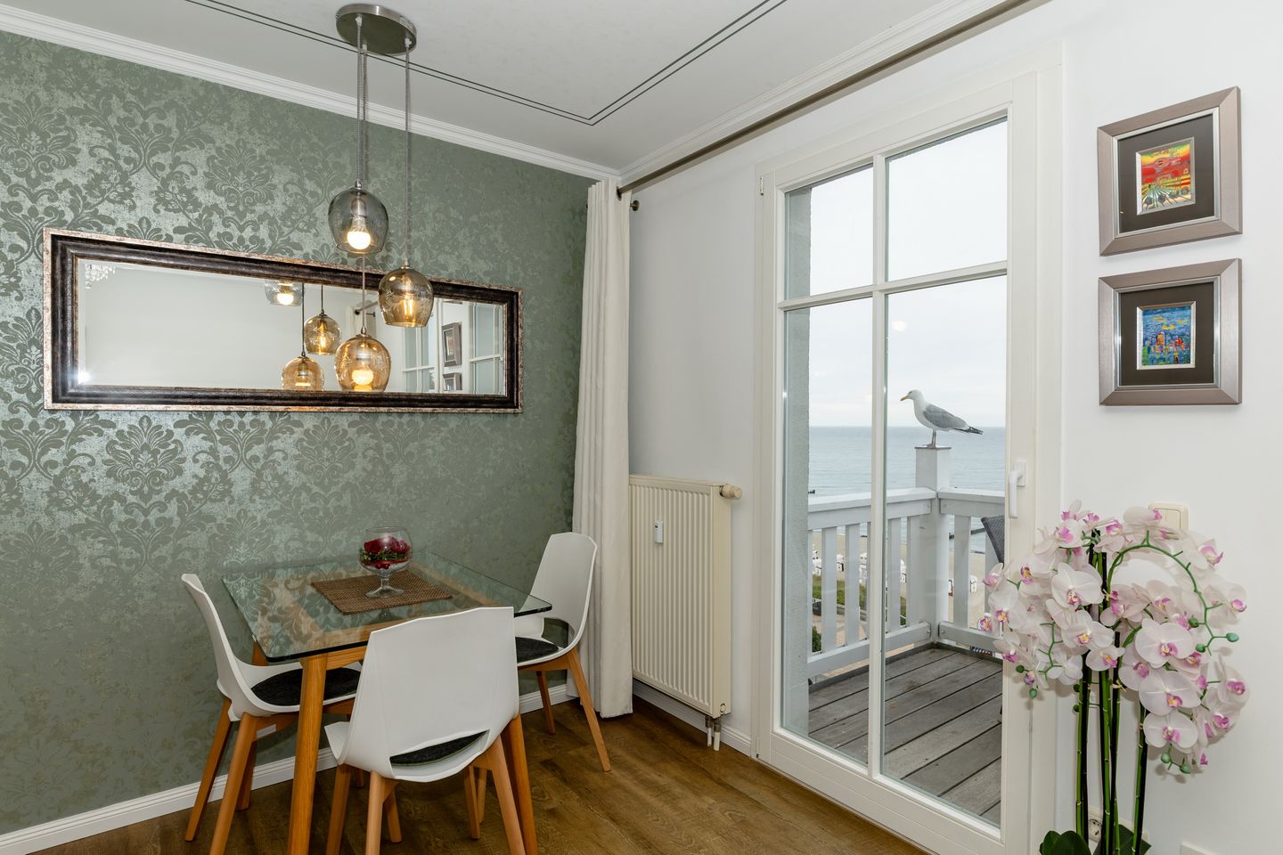 Meeresblick Meeresblick 420 Kühlungsborn - Wohn-Essbereich mit Esstisch und Sitzgelegenheit