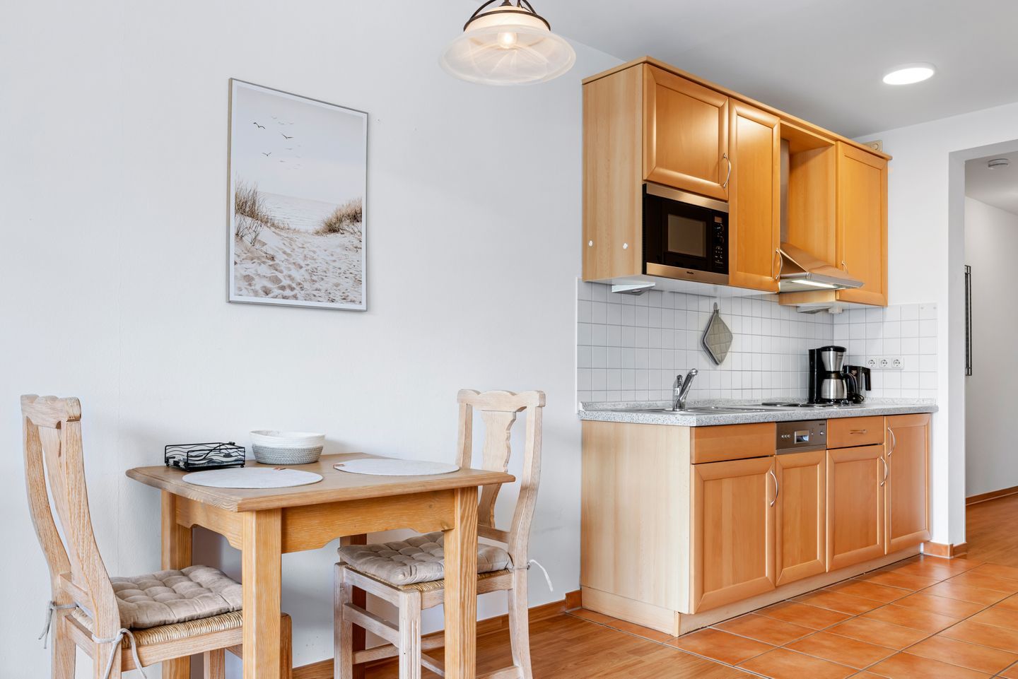 Meeresblick Meeresblick 308 Kühlungsborn - Wohn-Essbereich mit Esstisch und Küchenzeile