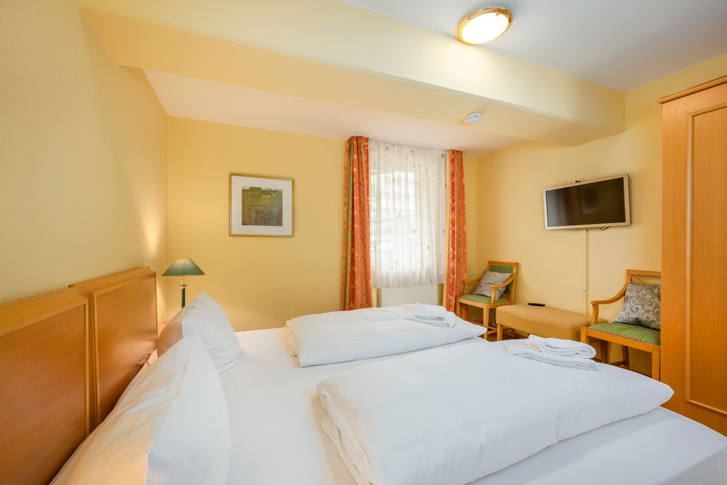 Hus Inselkieker Hus Inselkieker 002 Schillig - Schlafzimmer mit Doppelbett und Flatscreen TV - gbmv0-01 - Großenbrode