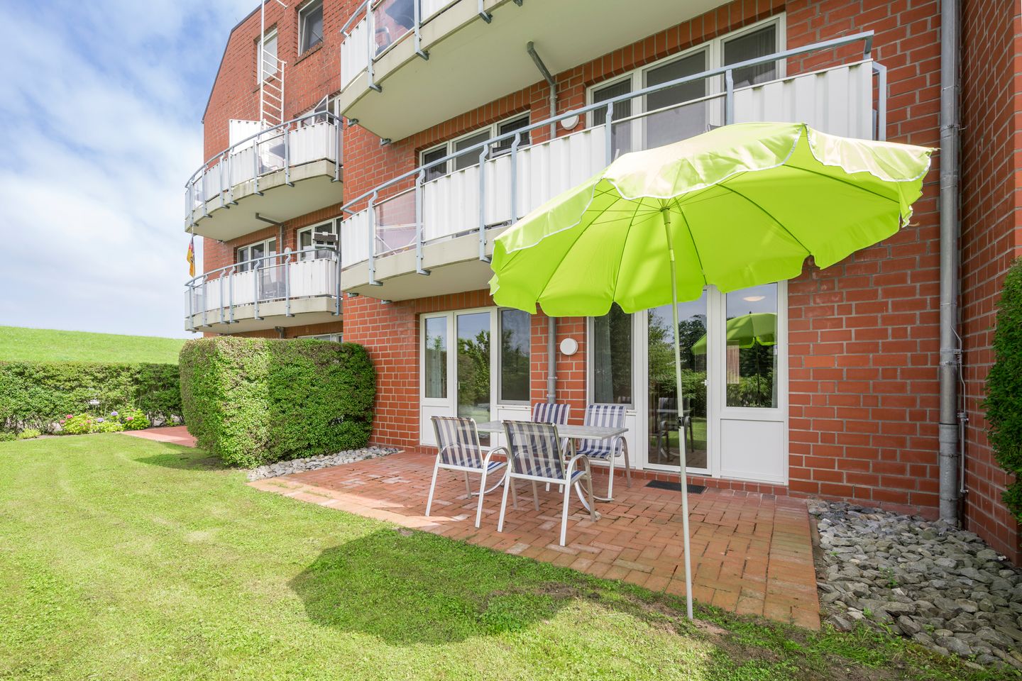 Hus Inselkieker Hus Inselkieker 002 Schillig - Terrasse mit Sonnenschirm