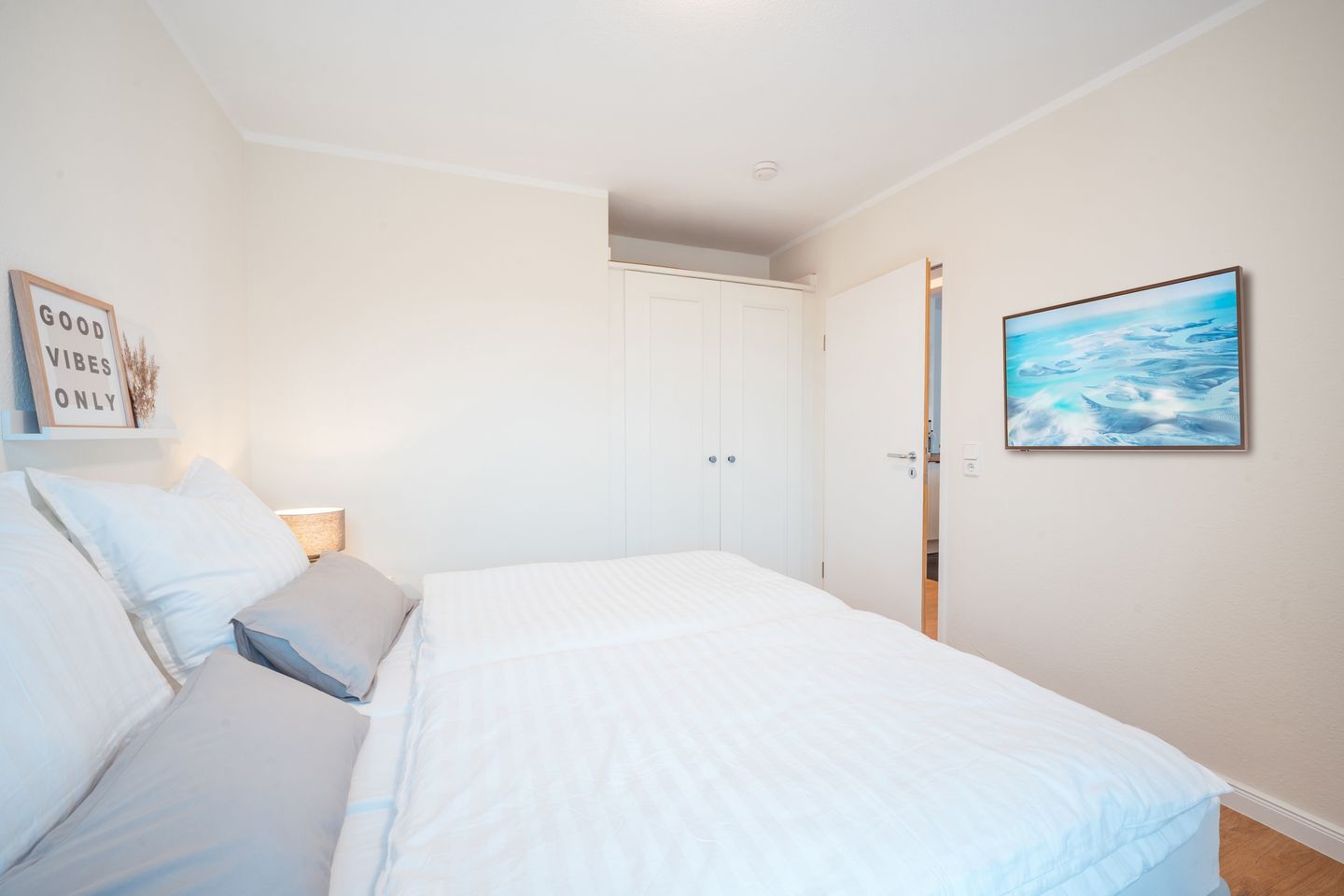 Hus Inselkieker Hus Inselkieker 110 Schillig - Schlafzimmer mit Kleiderschrank