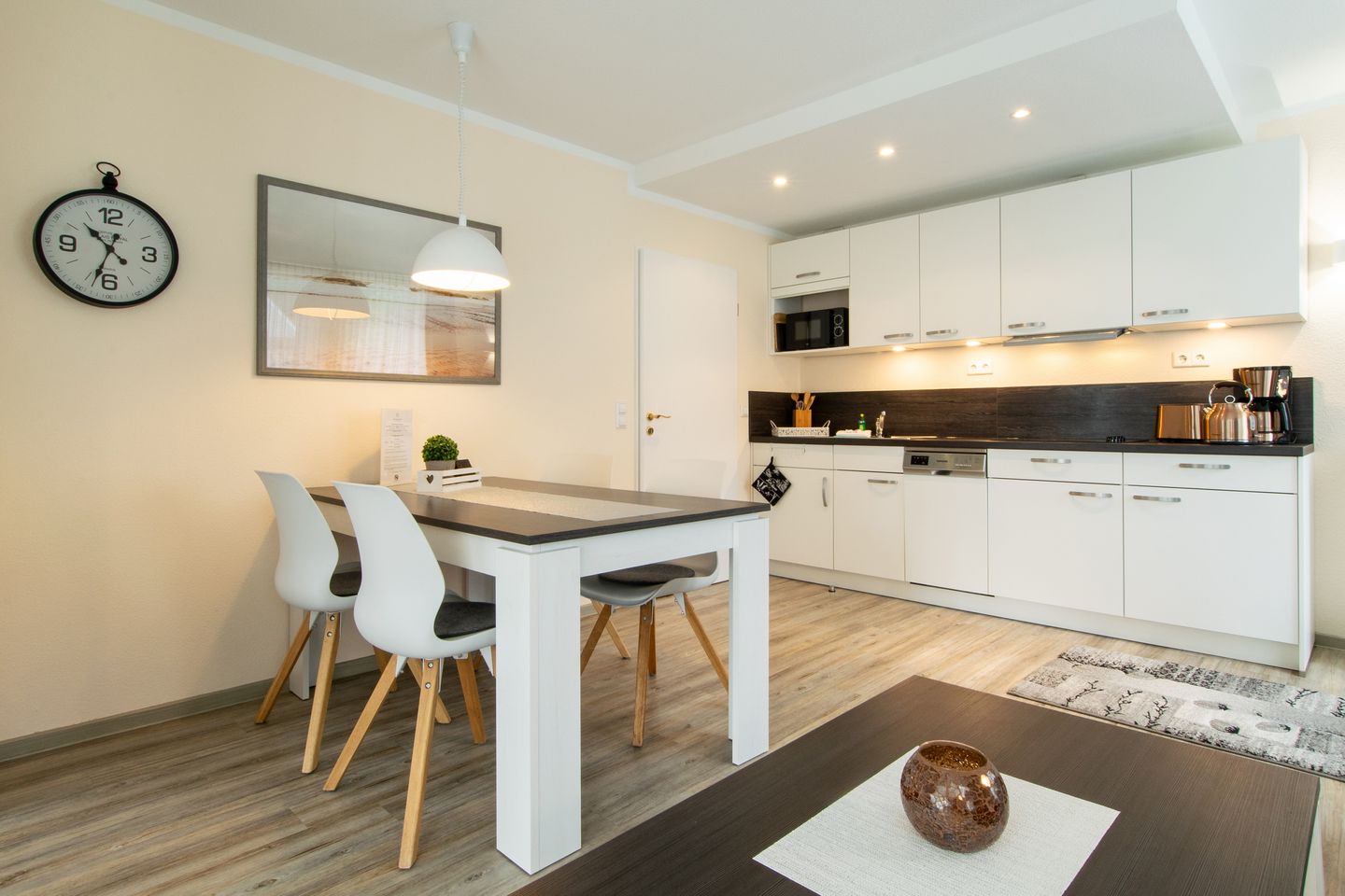 Strand-Park Strand-Park 214 Usedom - Wohn-Essbereich mit Esstisch und Küchenzeile