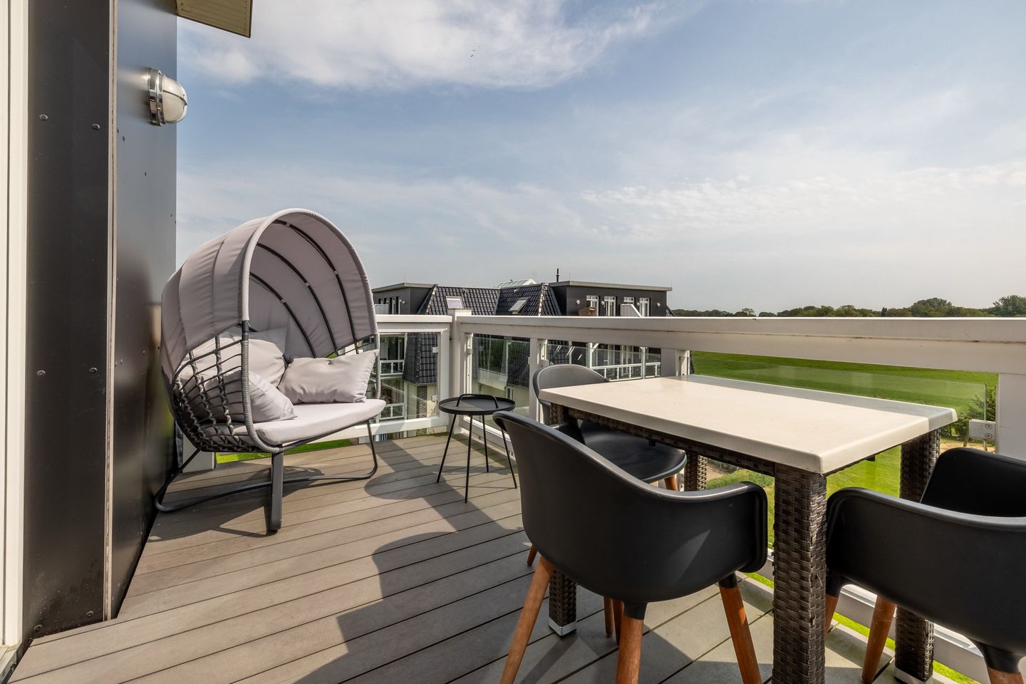 Resort Deichgraf Resort Deichgraf 27-18 Wremen - Balkon mit Gartenmöbeln