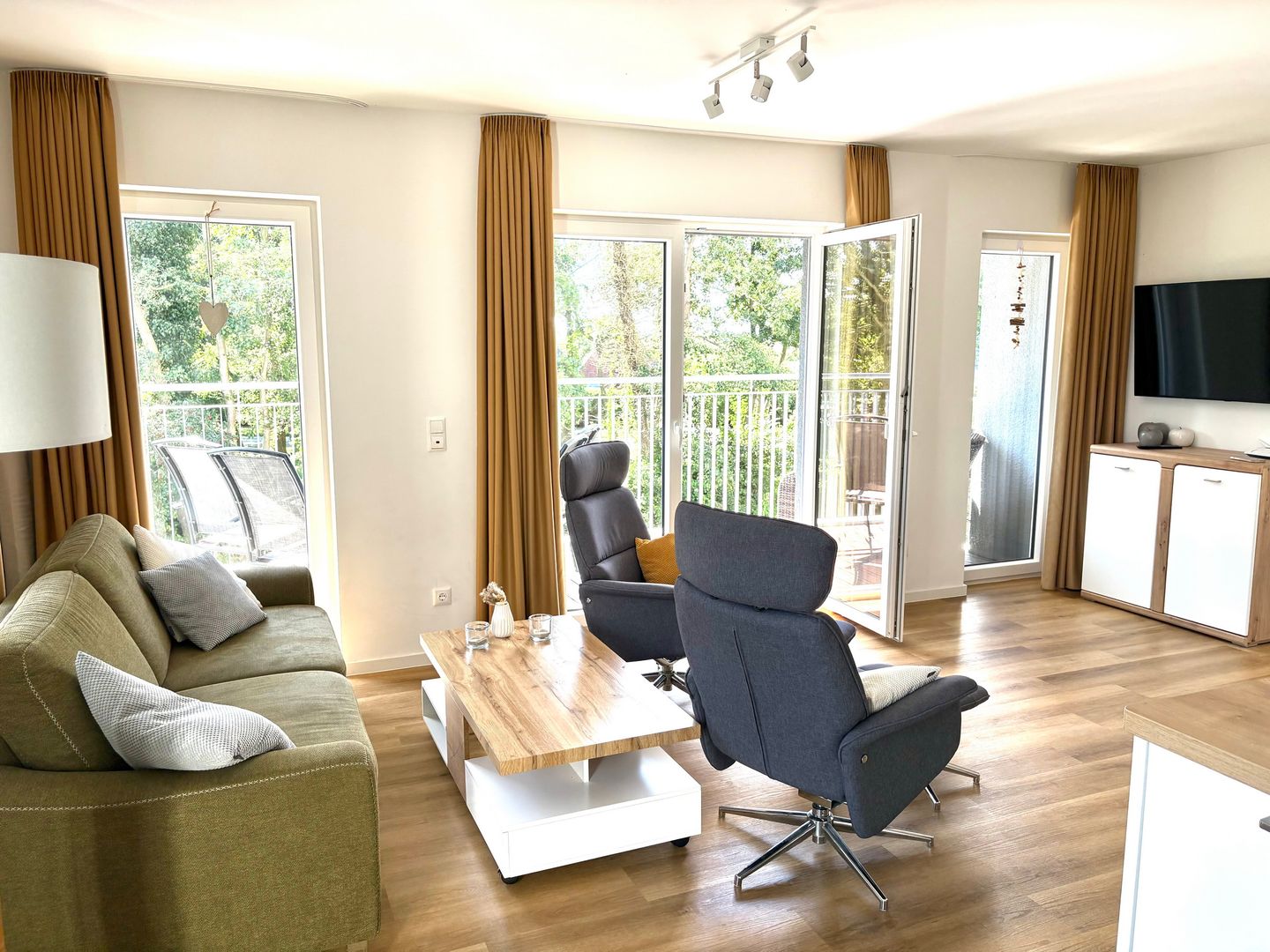 NordseeResort Friesland Nordseeresort Friesland 50-1-s Schillig - Wohn-Essbereich mit Couch und Flatscreen-TV