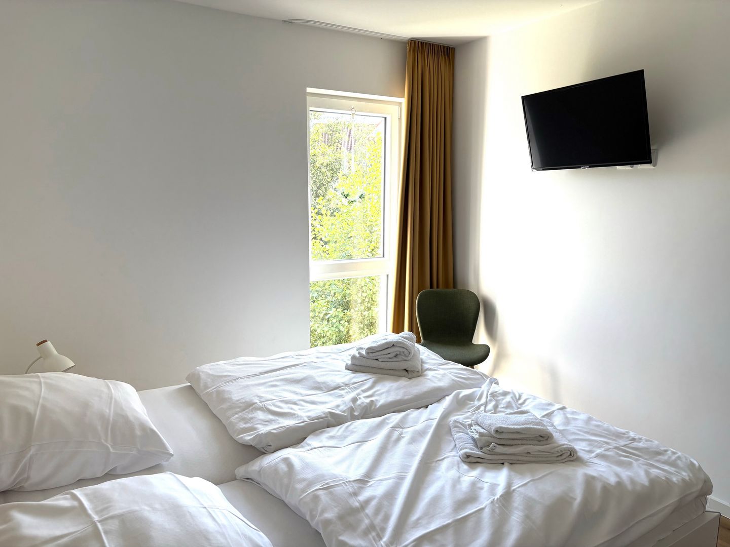 NordseeResort Friesland Nordseeresort Friesland 50-1-s Schillig - Schlafzimmer mit Doppelbett und Flatscreen TV - gbmv0-01 - Großenbrode