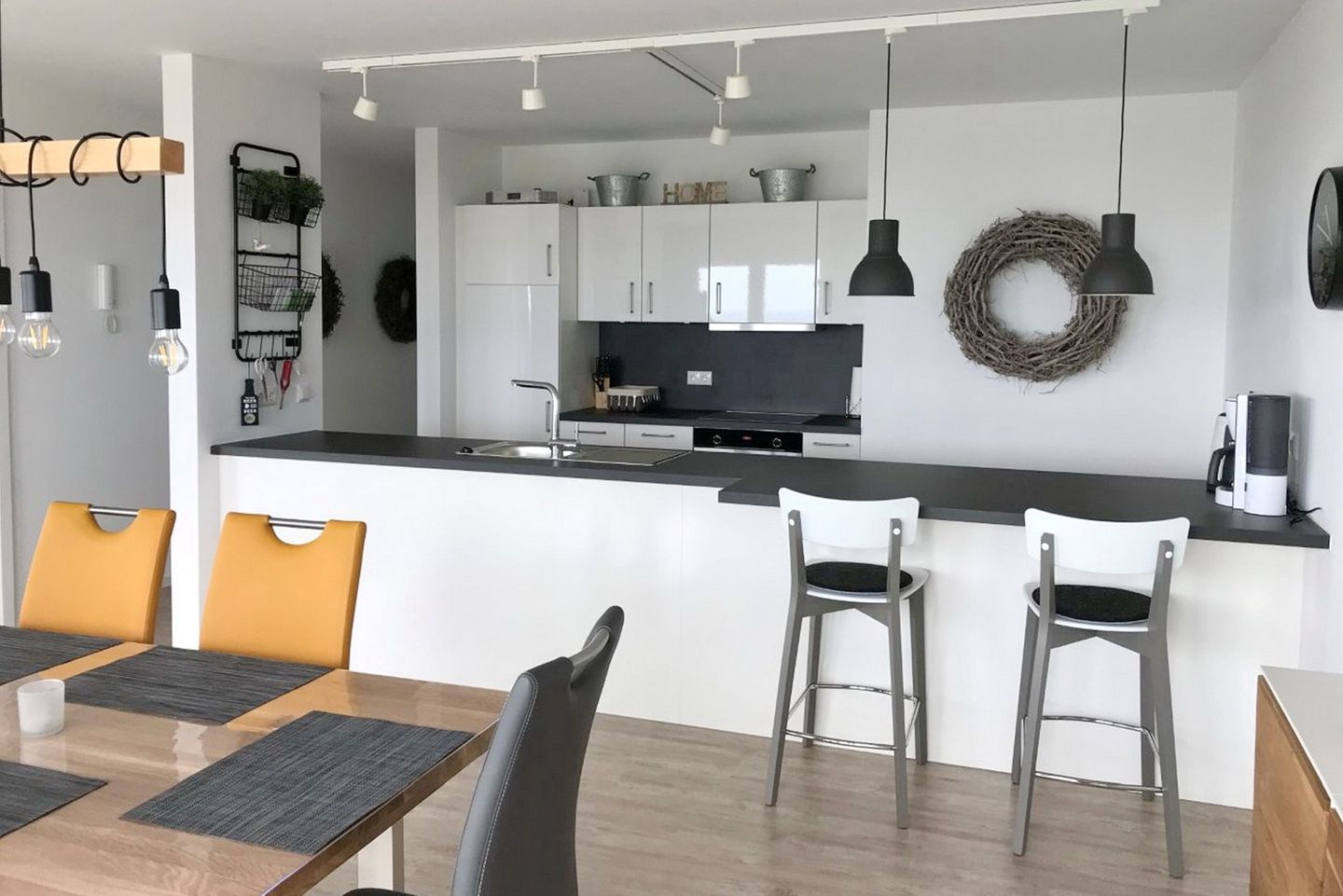 NordseeResort Friesland NordseeResort Friesland 48-6-n Schillig - Wohn-Essbereich mit Küchenzeile